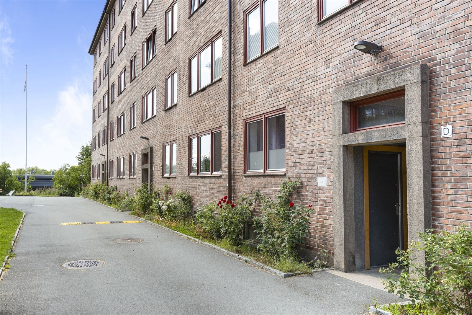 Pent opparbeidet fellesareal med flott beplantning Galleribilde