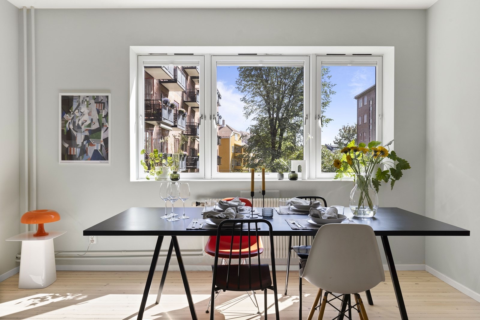 De store vindusflatene bidrar til godt med lysinnslipp Galleribilde
