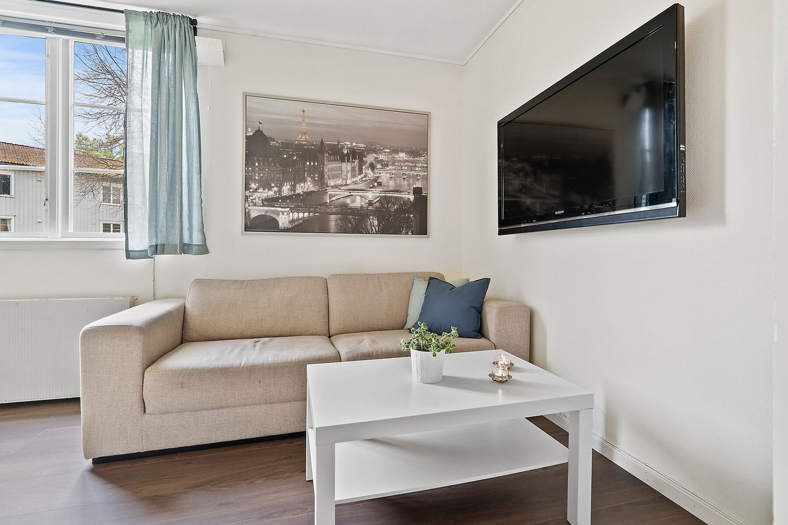Leiligheten har lysmalte vegger og himling og god plass til TV på veggen. Galleribilde