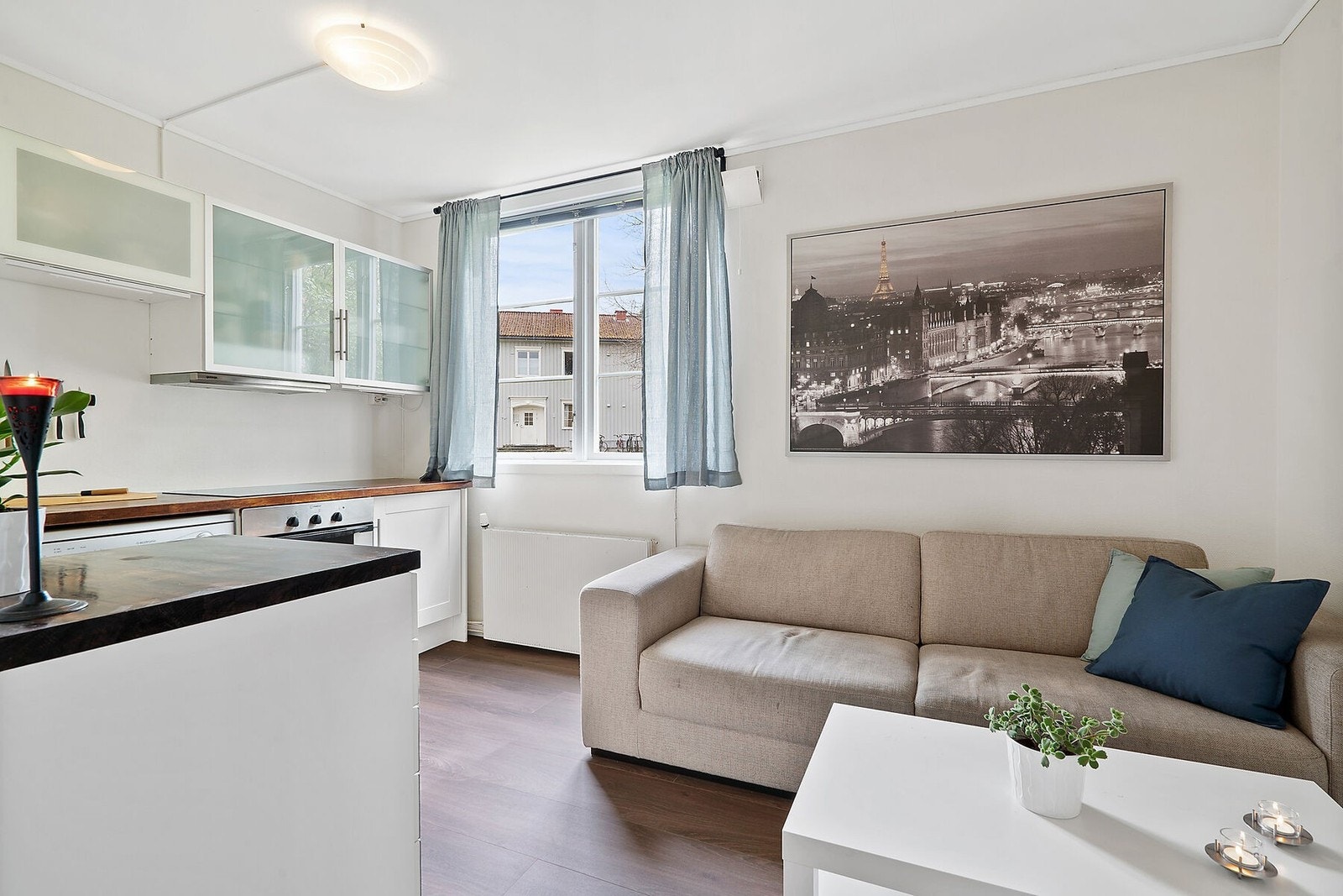Leiligheten oppvarmes via fjernvarme koblet til radiator. Galleribilde
