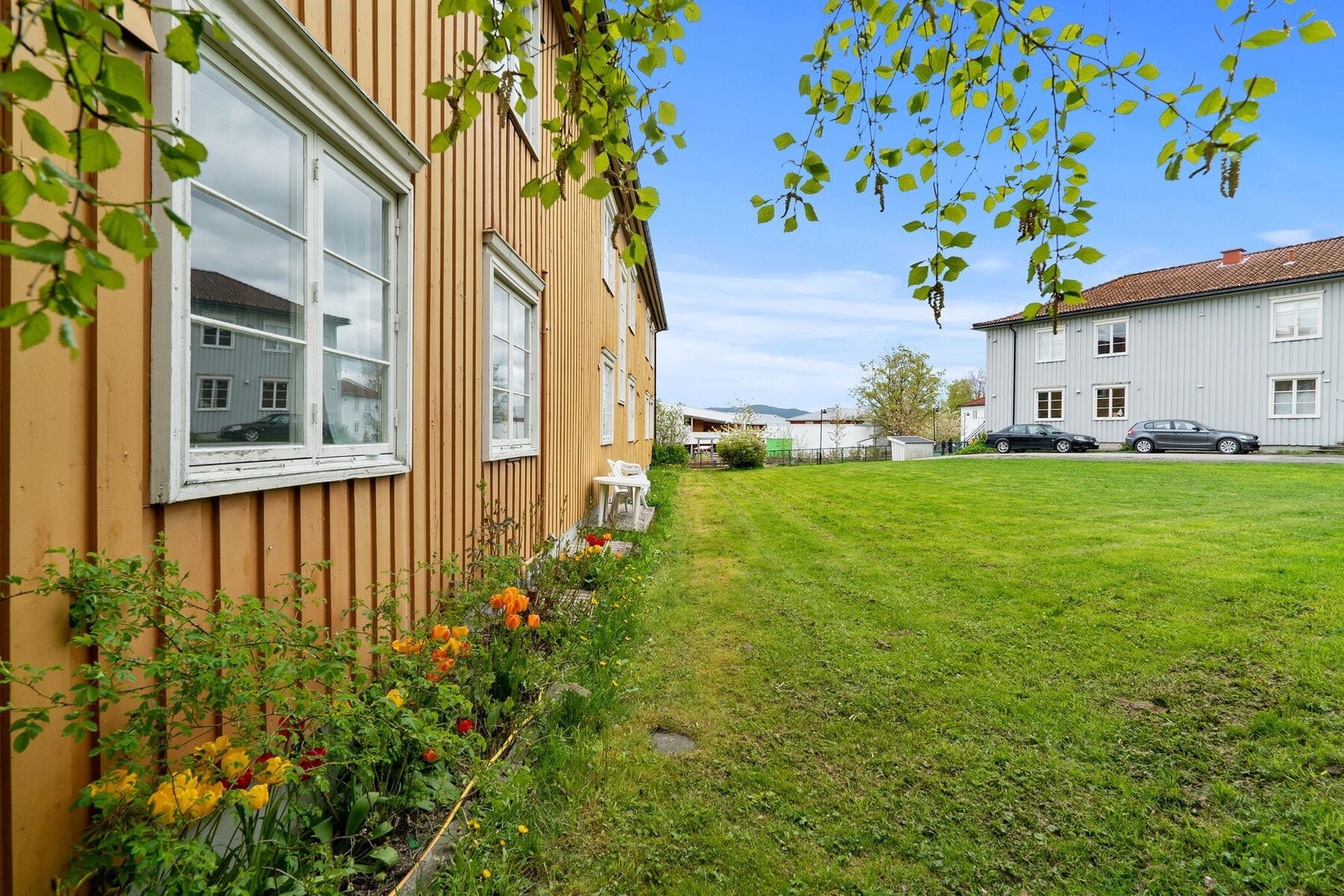 Pent opparbeidet hageparti med strålende solforhold i sommerhalvåret. Galleribilde