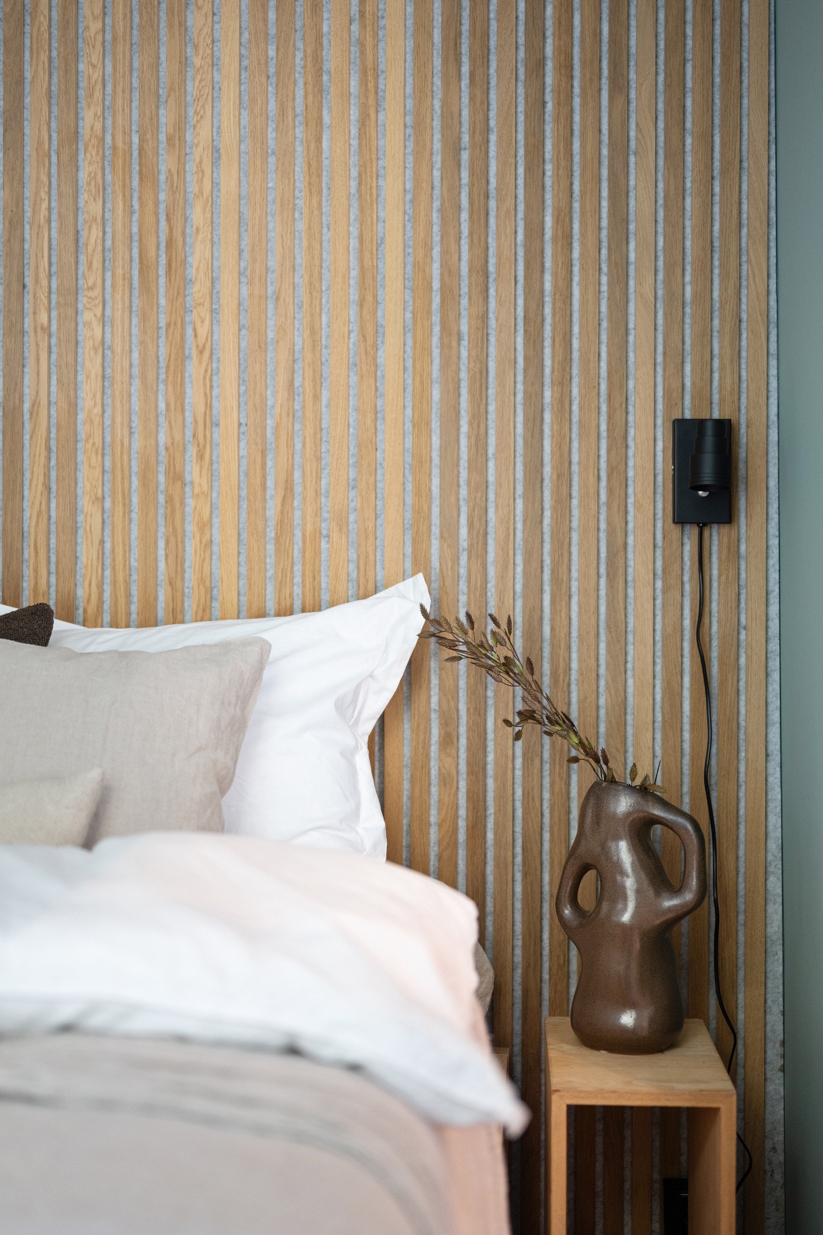 Spilevegg med USB a+c lader. Philips hue taklampe som lyser opp spilene (appstyrt) Galleribilde