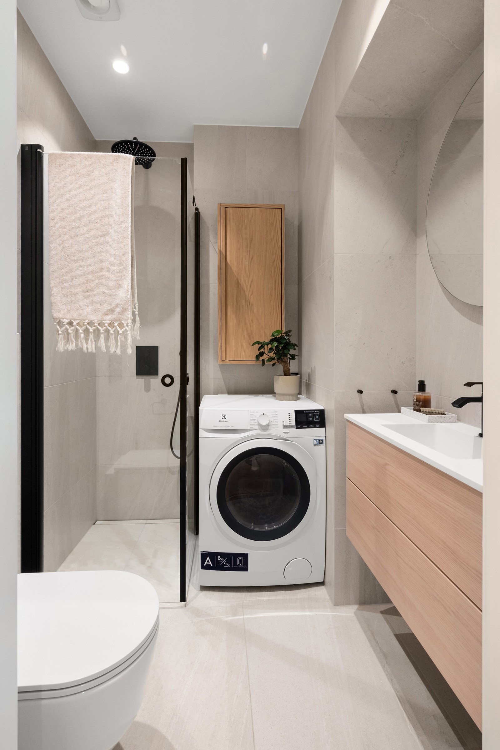 Badet er utstyrt med servantskap fra Dansani, slim servant, rundt speil med bakenforliggende lys fra Dansani og servantplate i kompositt Galleribilde