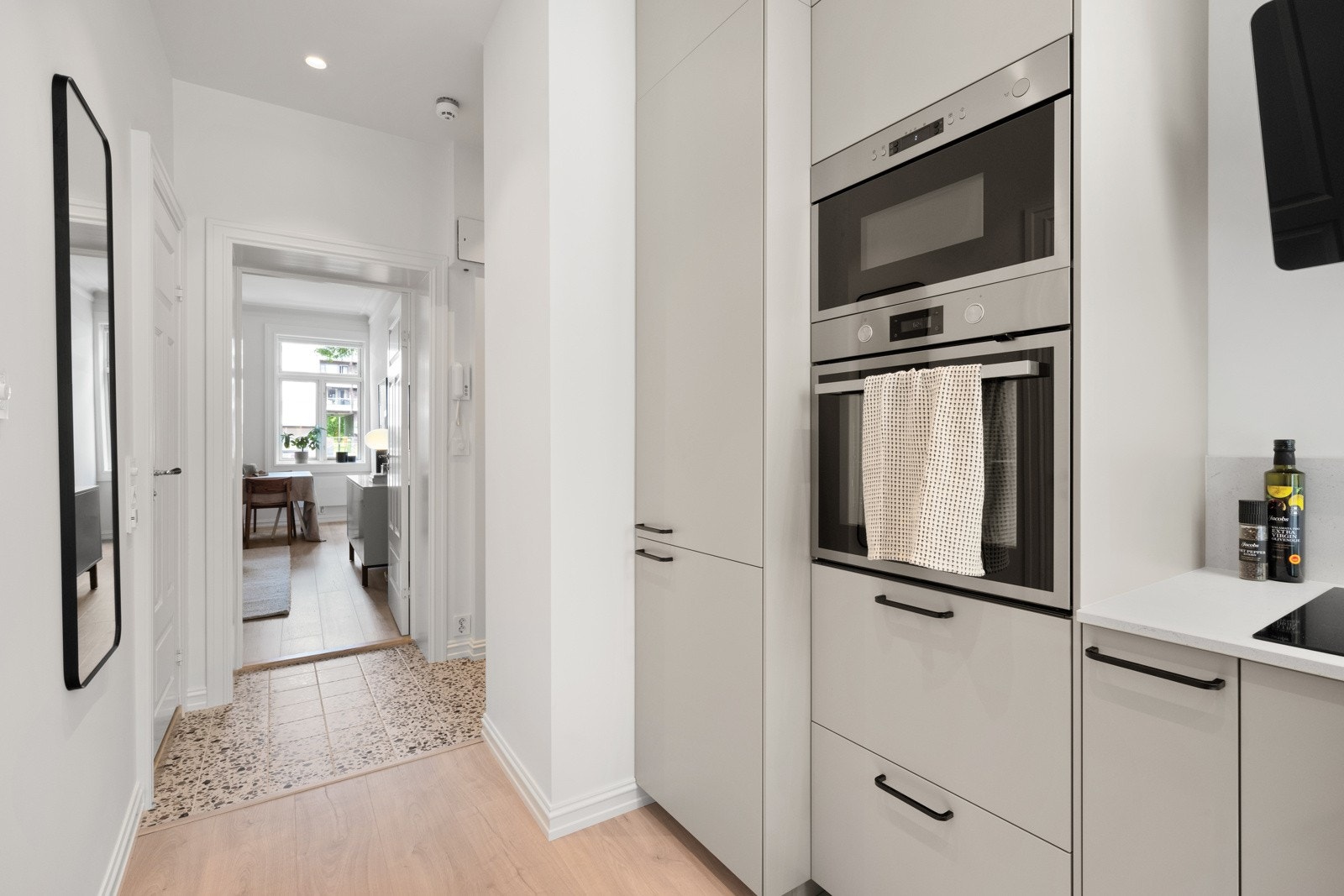 Leiligheten er gjennomgående med store vindusflater Galleribilde