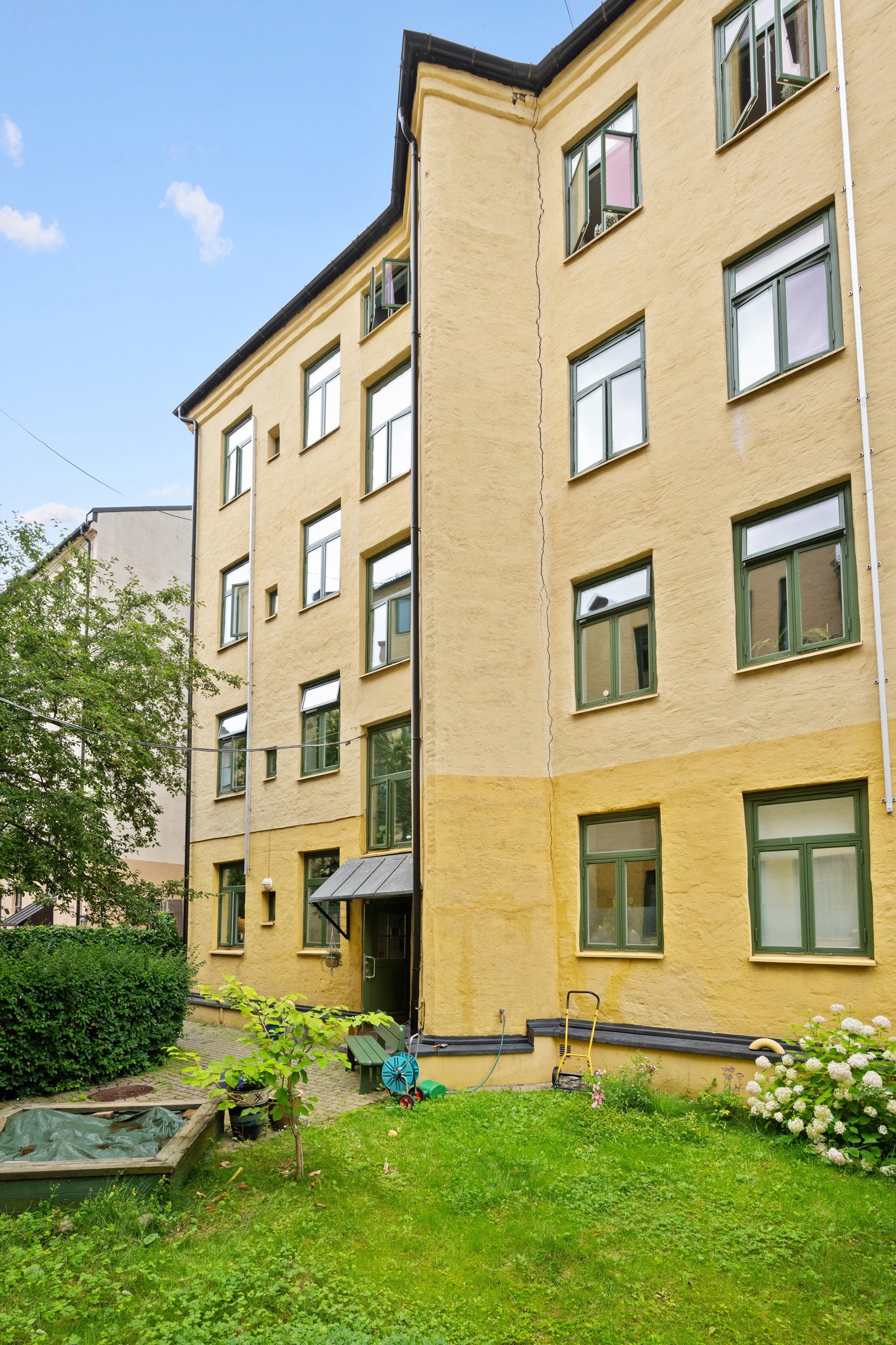 Leiligheten ligger i byggets 2. etasje Galleribilde