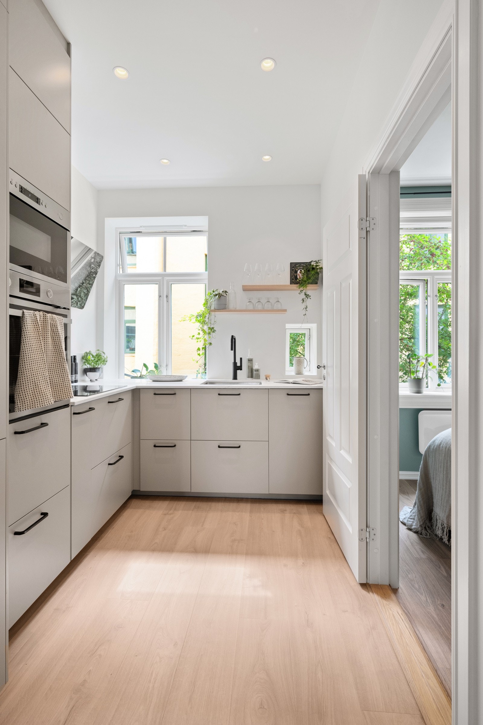 Nytt og flott kjøkken med integrerte hvitevarer og glasskompositt benkeplate som er spesialtilpasset Galleribilde