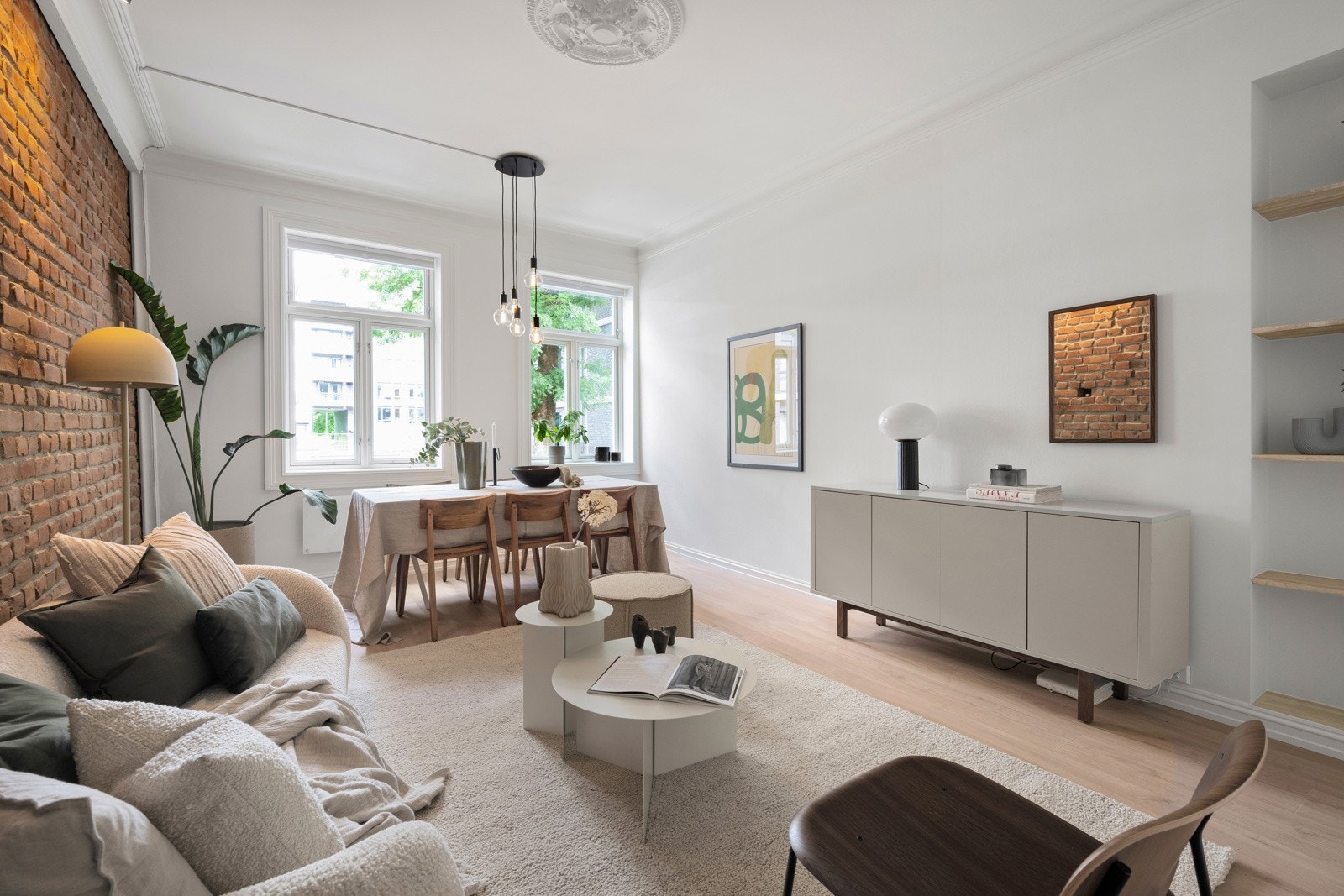 God plass til stor sofa og spisegruppe Galleribilde