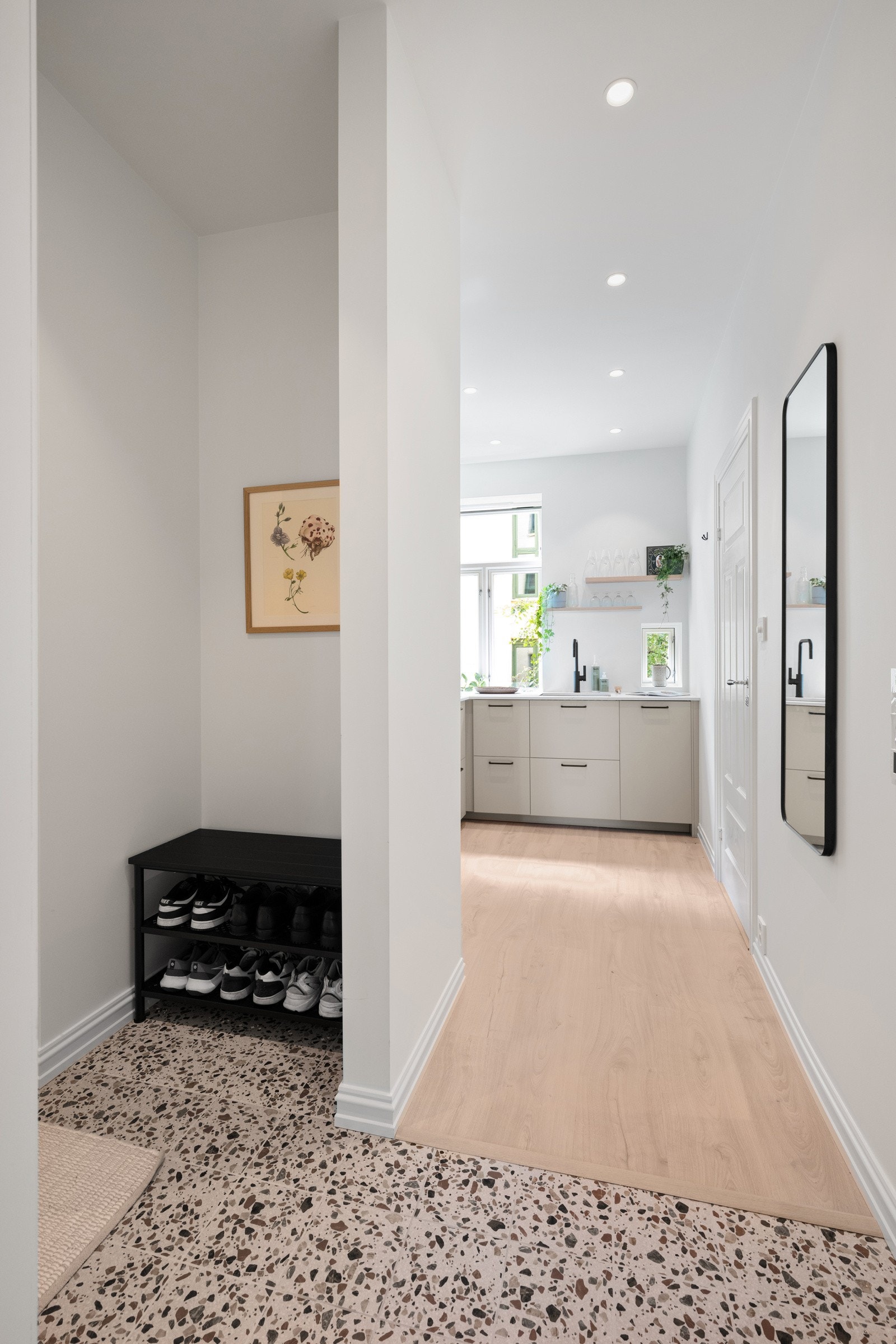 Romslig entré Galleribilde