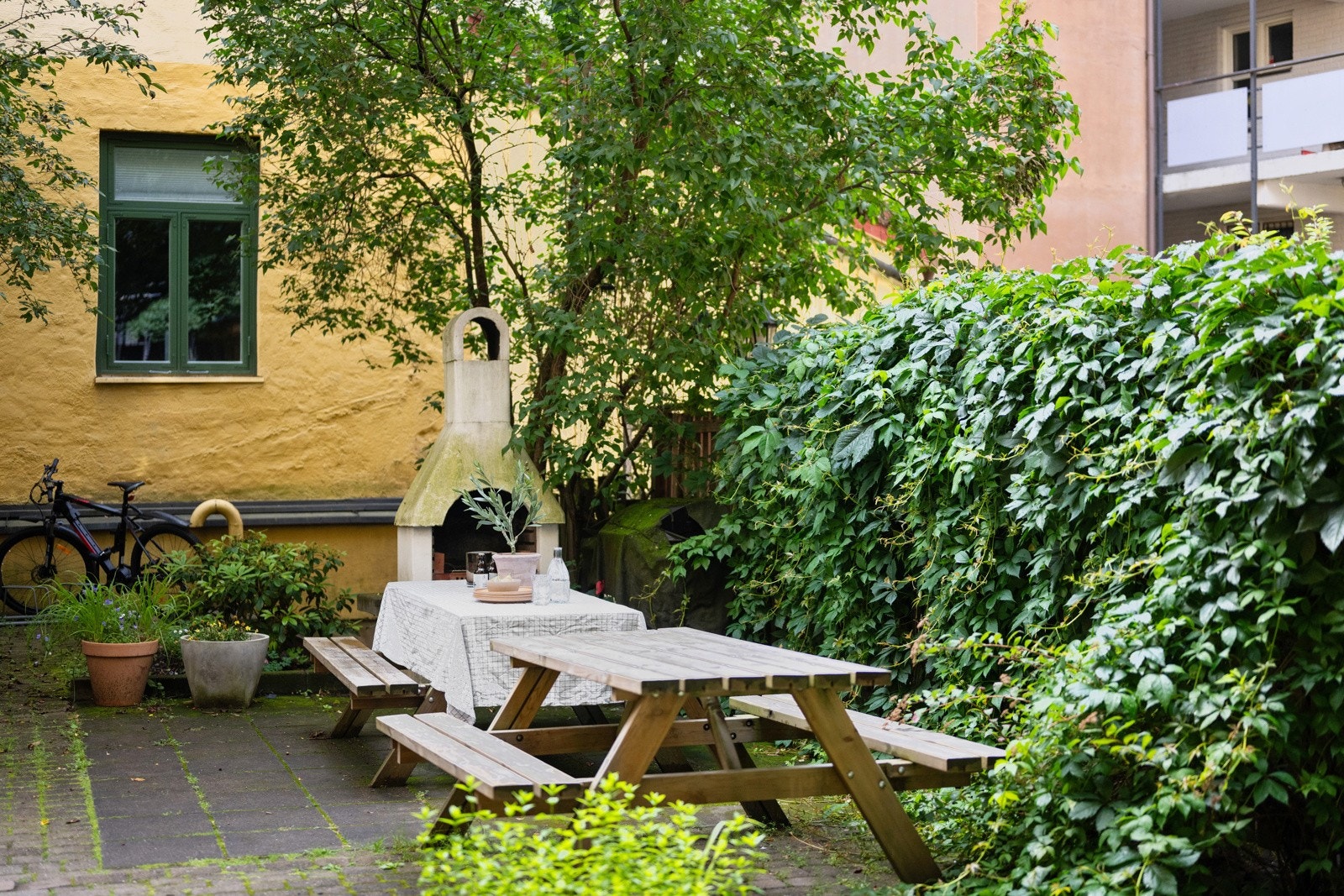 Hyggelig bakgård med utepeis Galleribilde