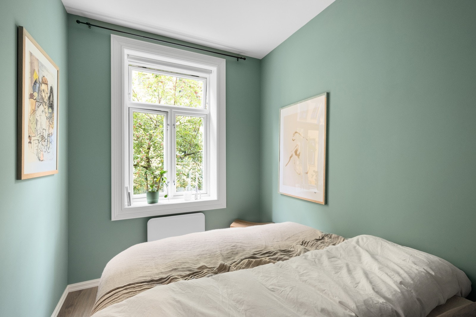 Alle vegger er plateslått med gips, ny "lydhimling" er bygget; lektet ned, isolert og plateslått med dobbel gips for brann og lyd Galleribilde