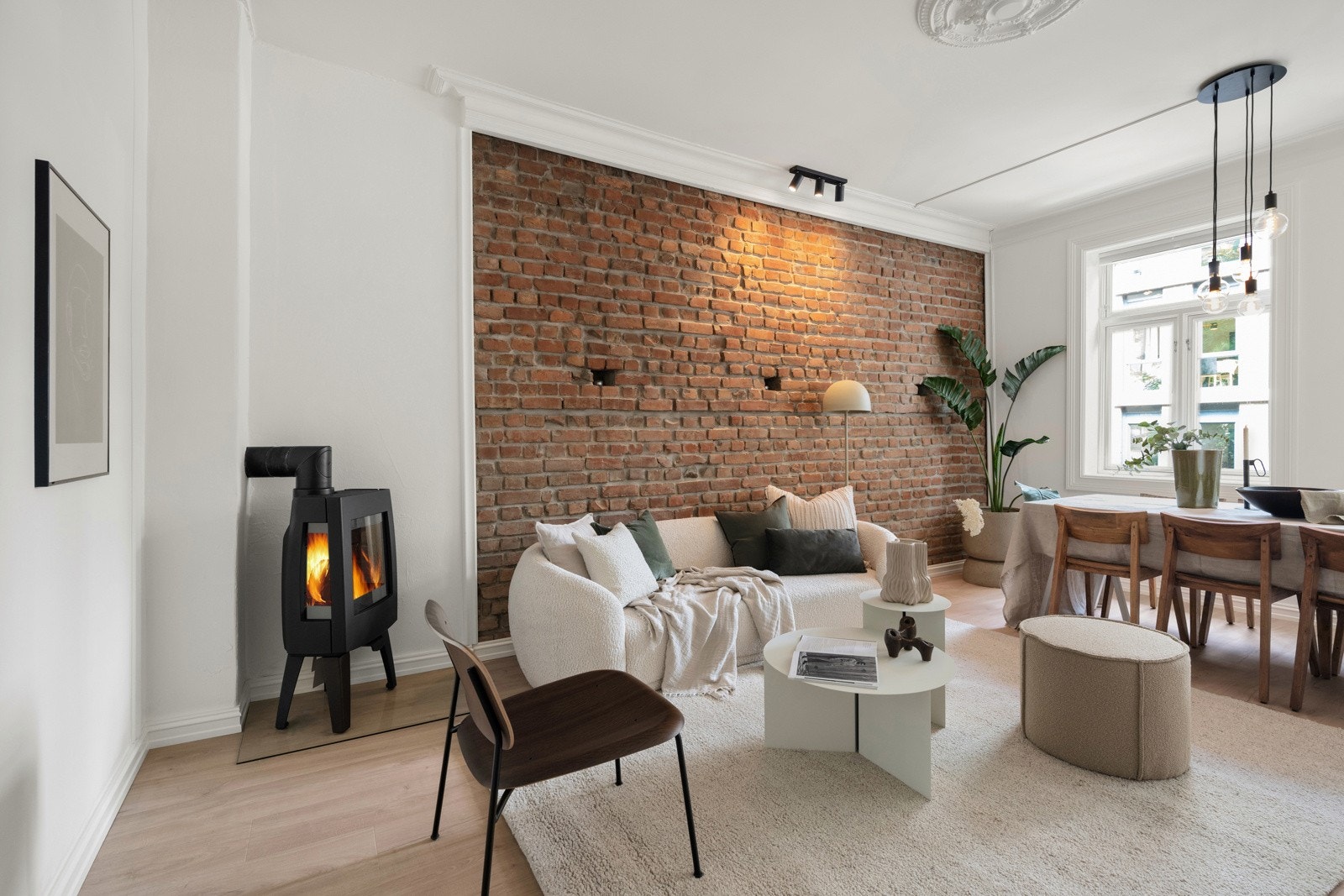 Stor stue med peis og store vindusflater som gir fint lysinnslipp Galleribilde