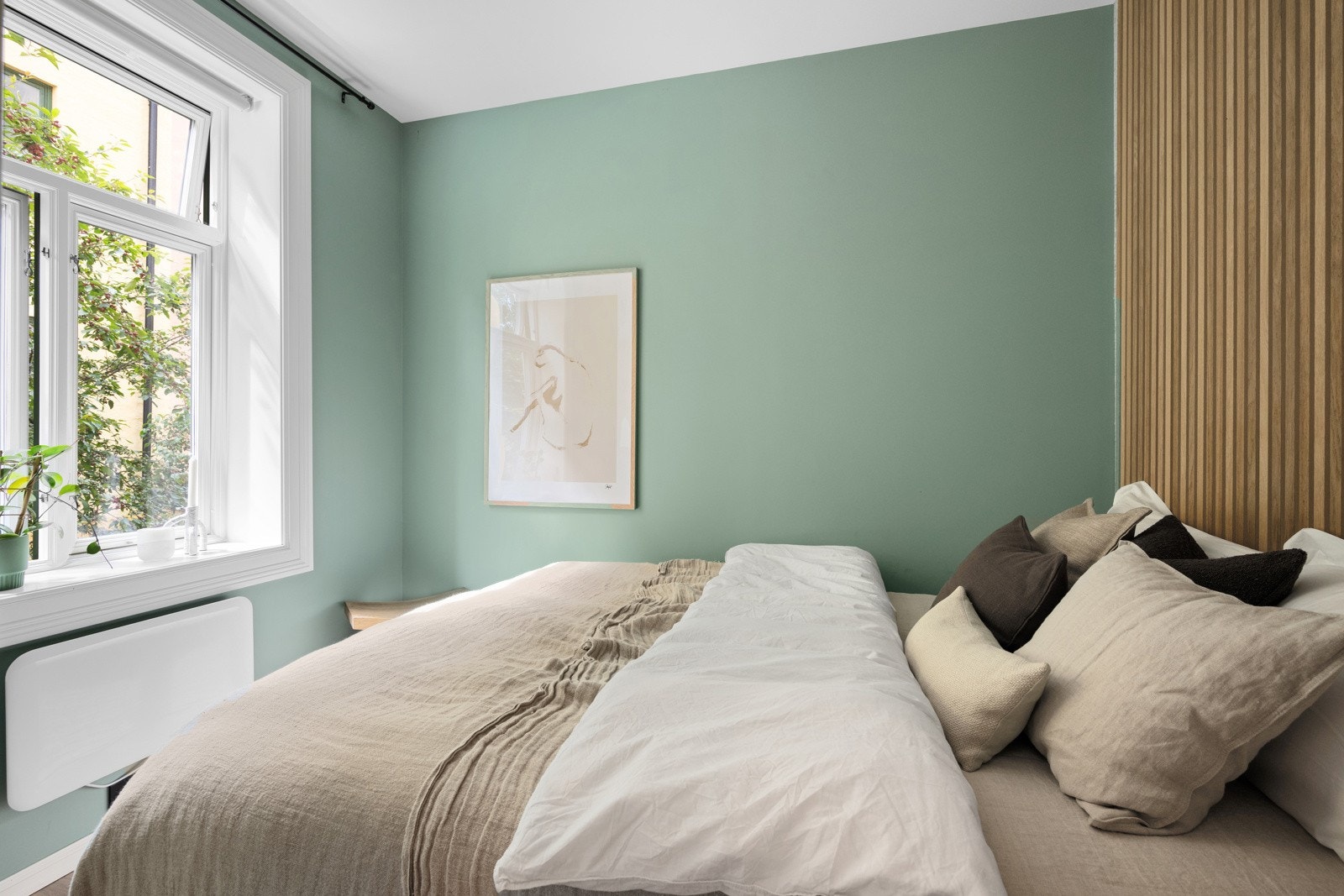 Soverommet vender mot bakgård og er malt i behagelige farger Galleribilde