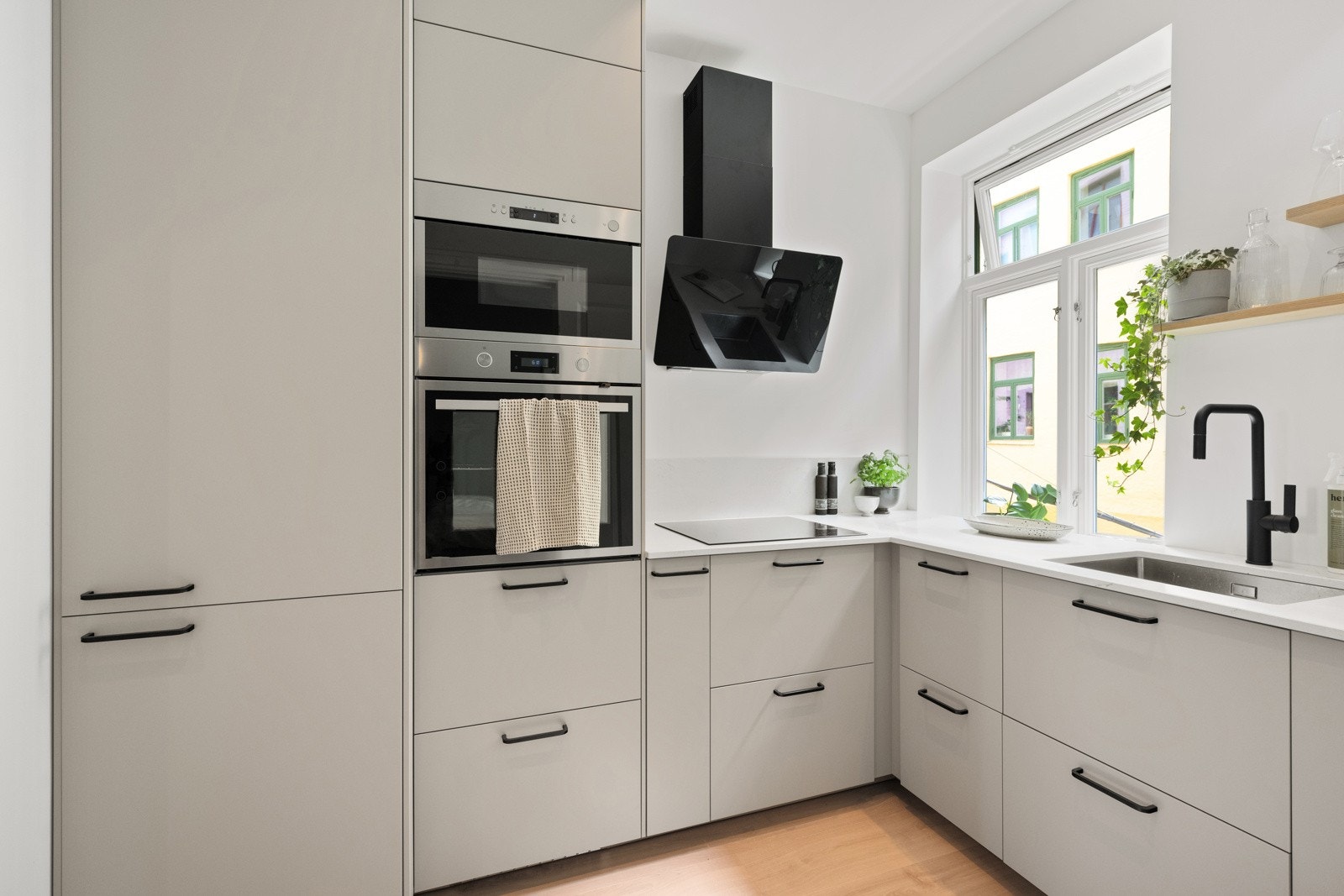 Integrert stekeovn, platetopp, mikro, oppvaskmaskin og kjøl/frys. Underlimt kum av stål med blandebatteri fra Tapwell Galleribilde