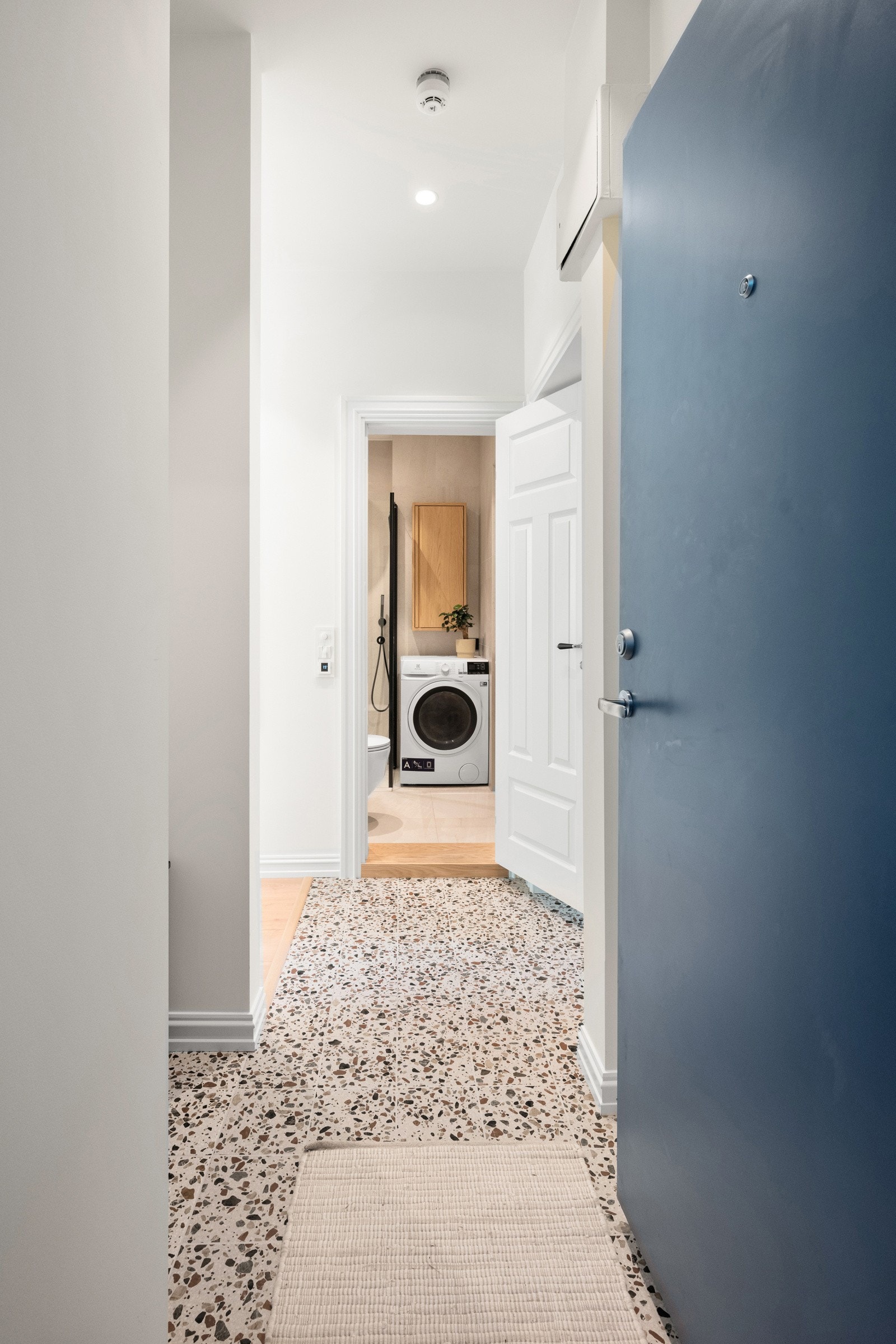 Gulvet i entréen er avrettet og flislagt med 20x20 Terrazzo fliser fra Modena Galleribilde