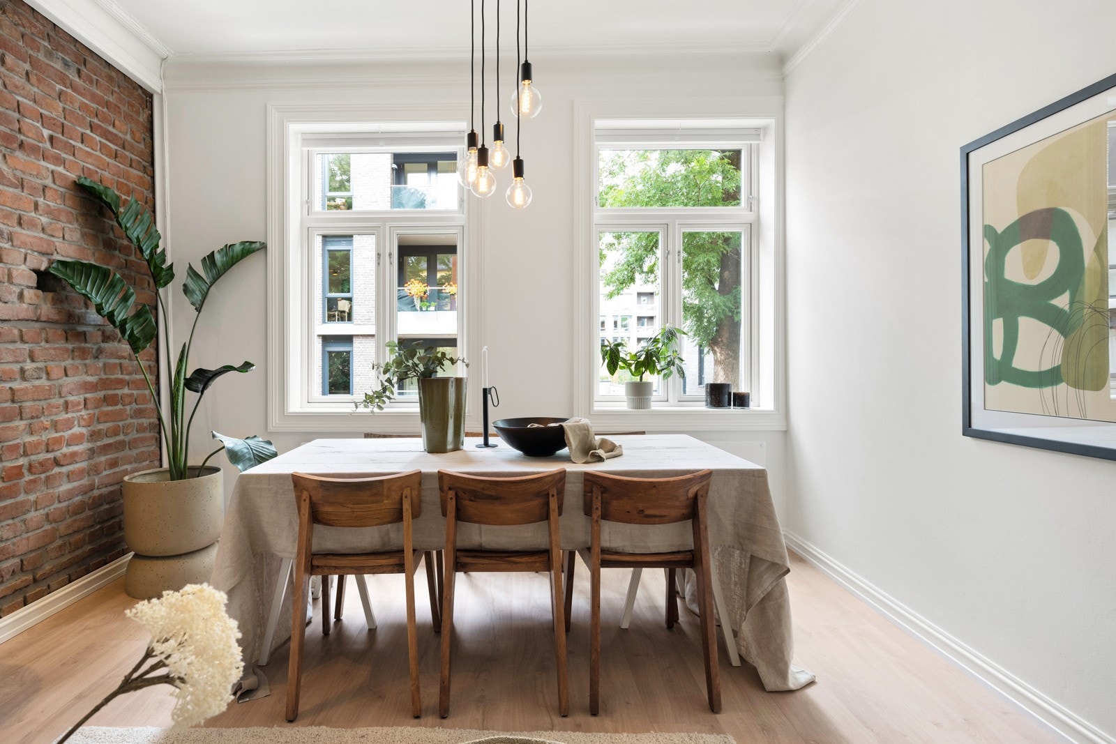 Stuen er nymalt og delsparklet, har nye gulvlister, ny dør, nytt el og bryter (elko+) Galleribilde