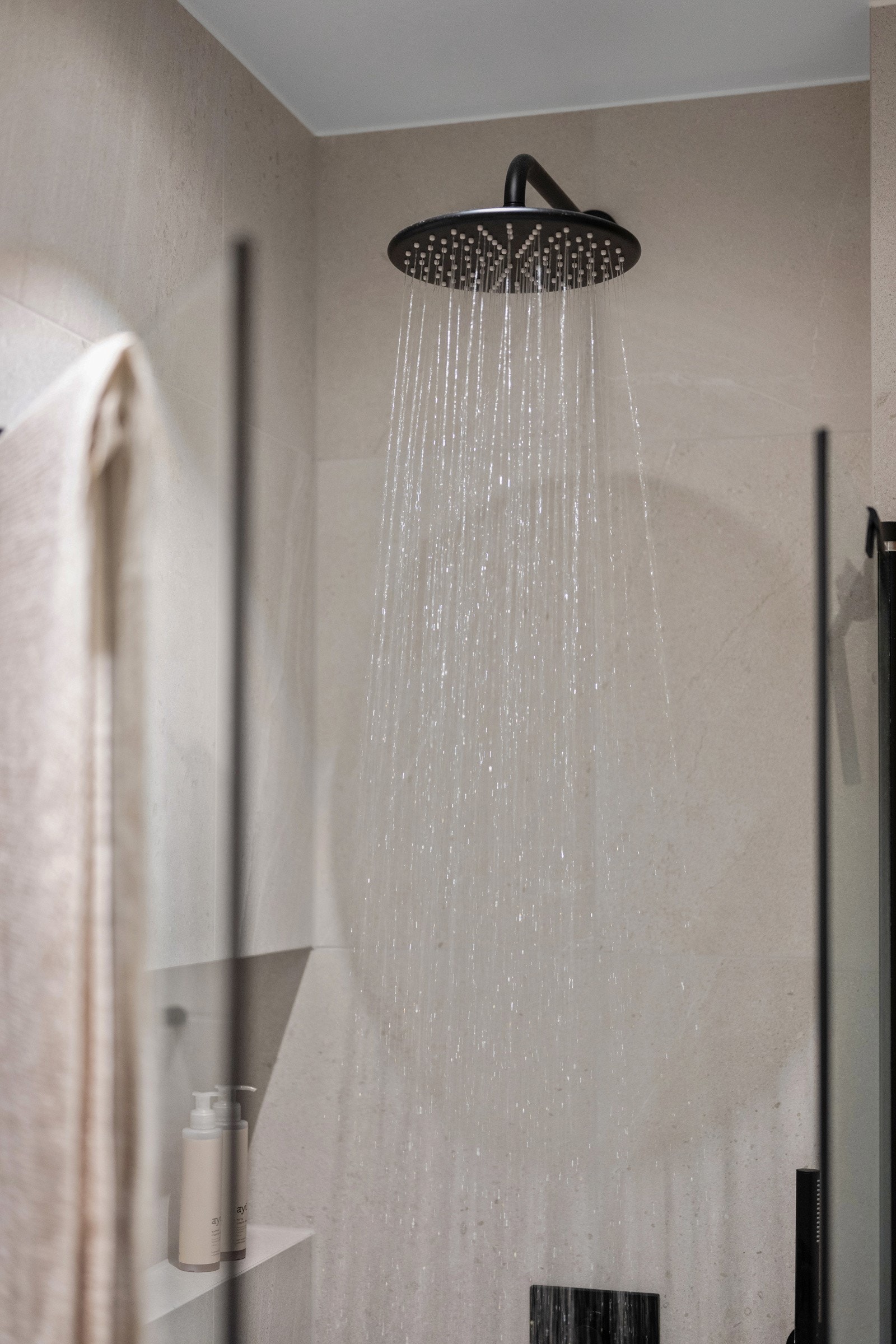 Innbygningsdusj fra Damixa med regnfall og hånddusj samt designsluk fra Unidrain. Varmtvann er inkludert i felleskostnadene Galleribilde