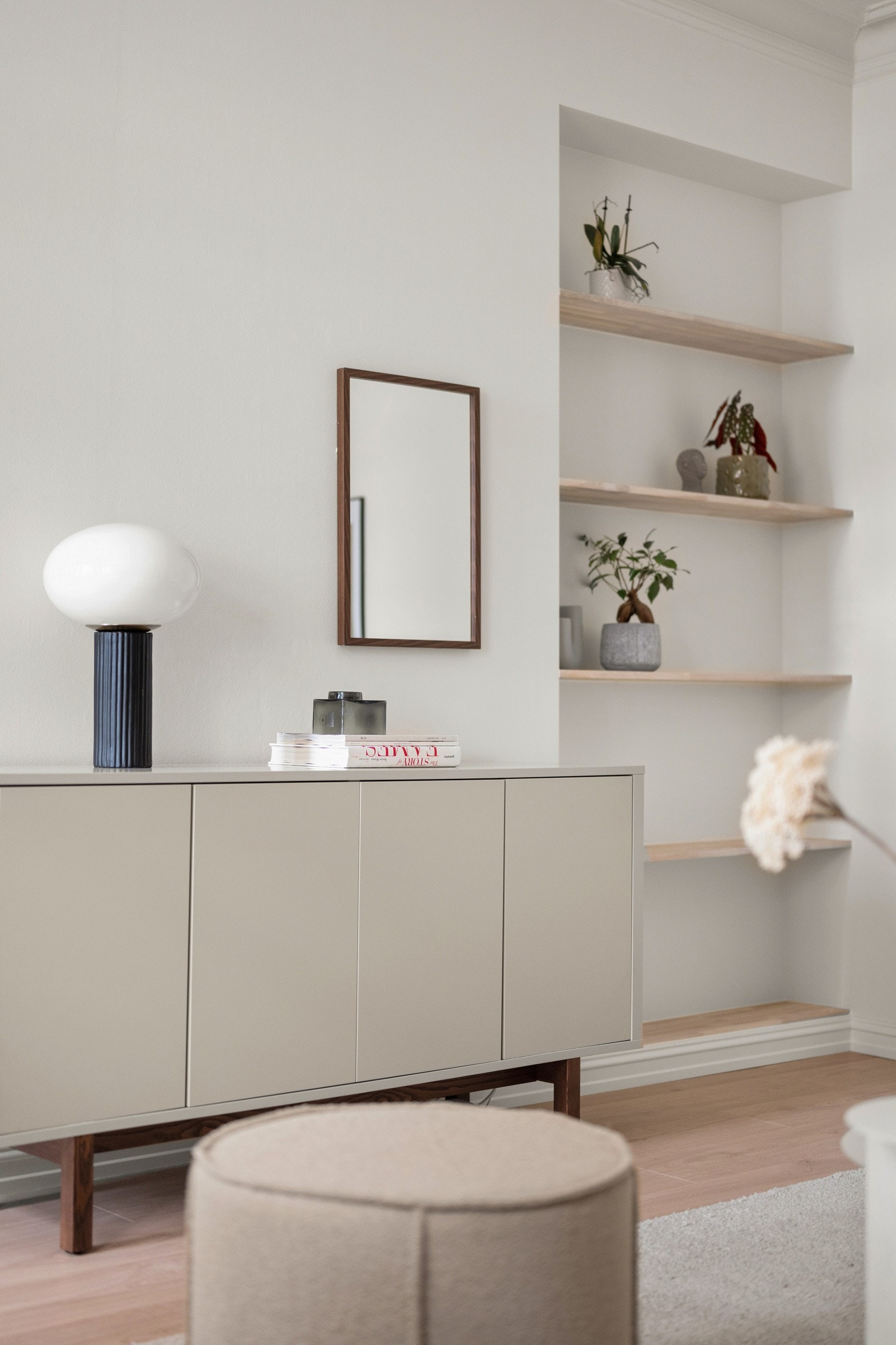 Nisje med plassbygde hyller i eik Galleribilde