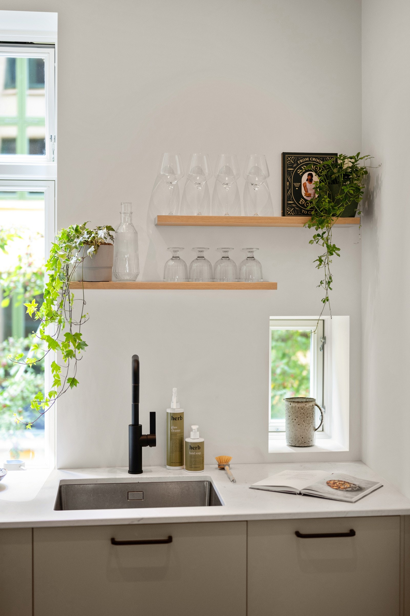 Hyller fra Dansani Galleribilde