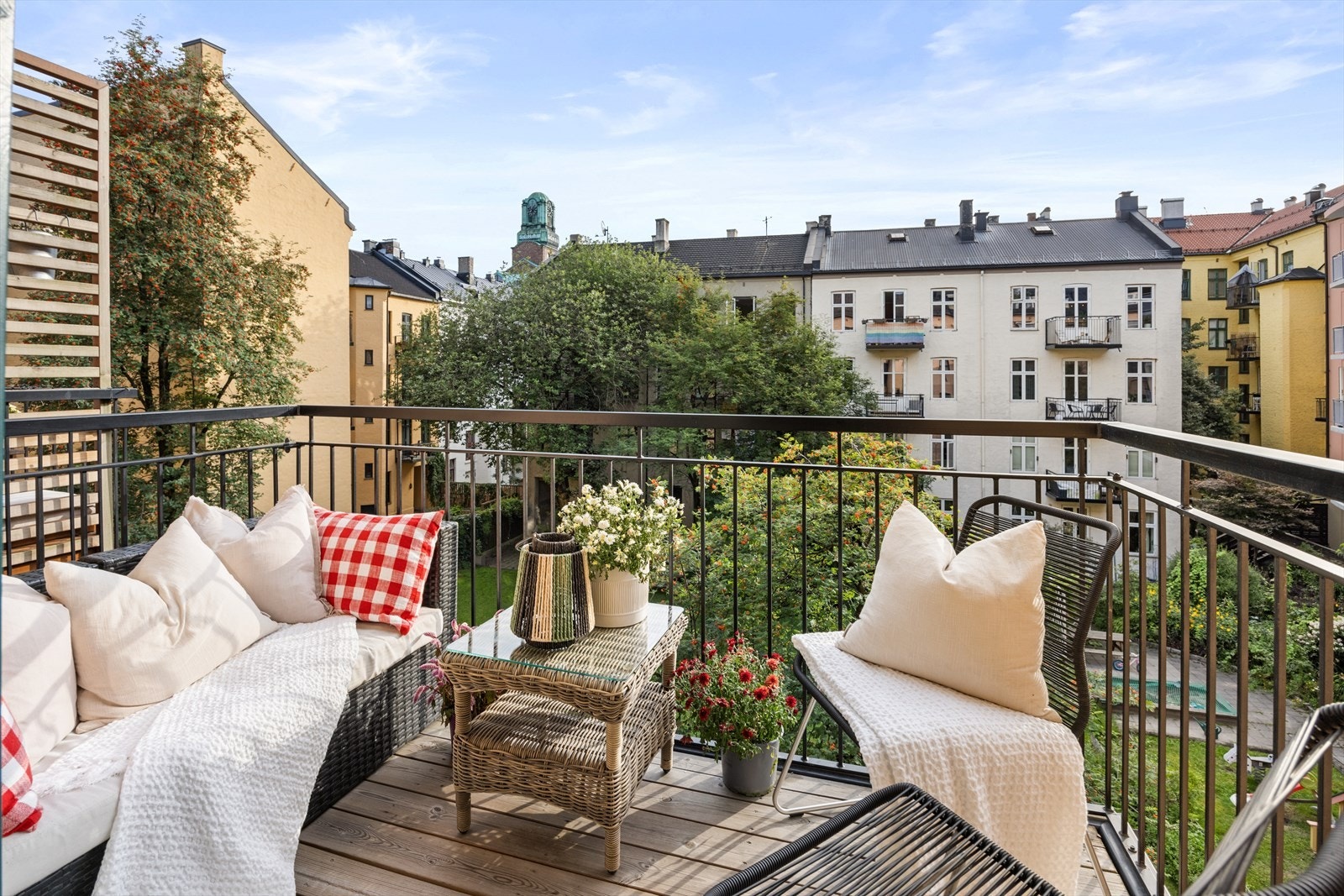 Solrik sydvestvendt balkong fra 2018. Åpen og idyllisk utsikt mot felles gårdsrom. Galleribilde