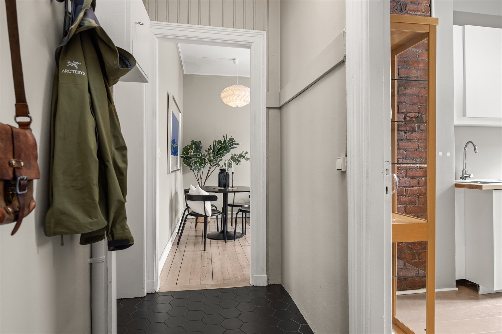 Innbydende entré med flislagt gulv. Galleribilde