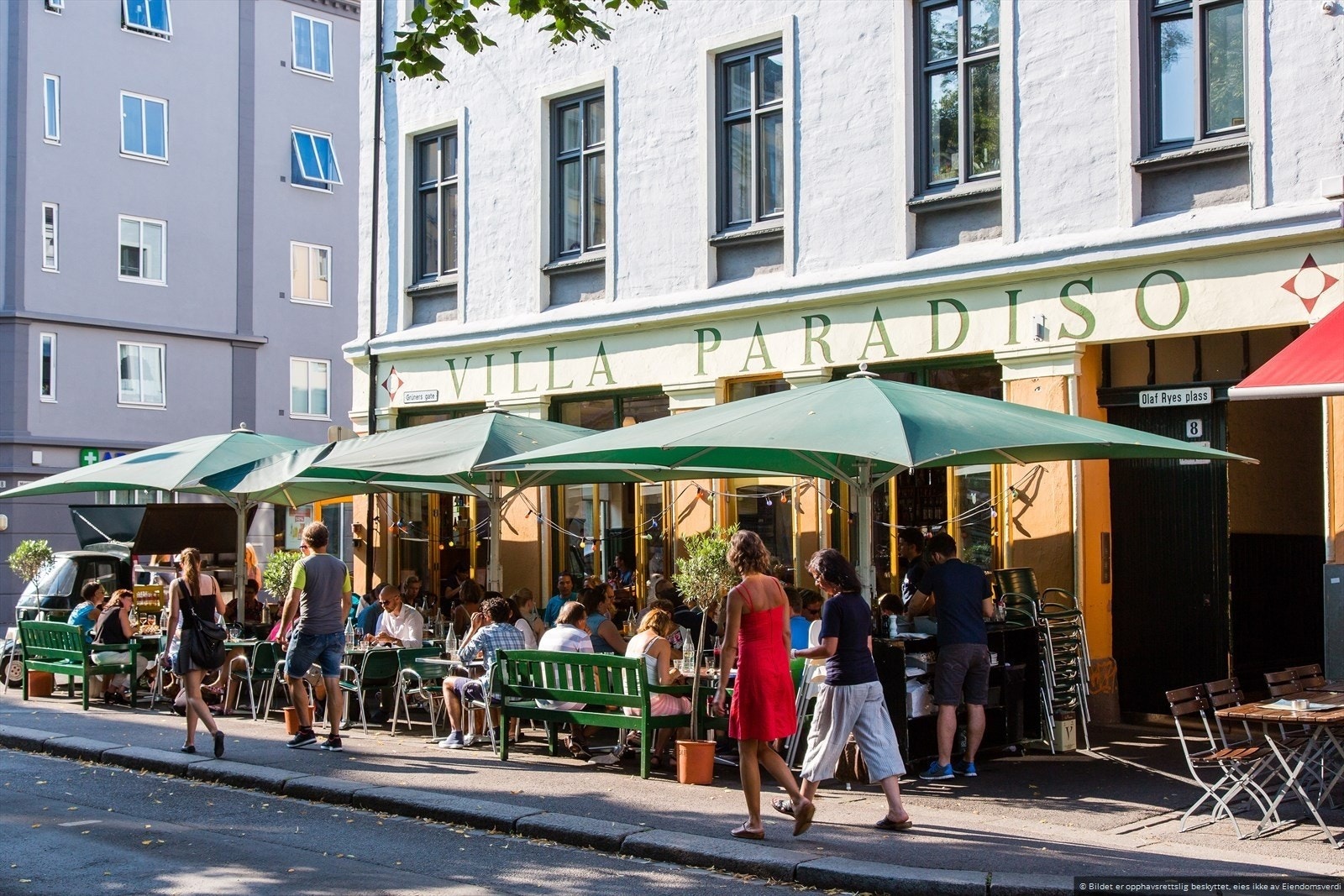 Olaf Ryens plass med populære restauranter som Villa Paradiso og Skaal Matbar (500m fra leiligheten) Galleribilde