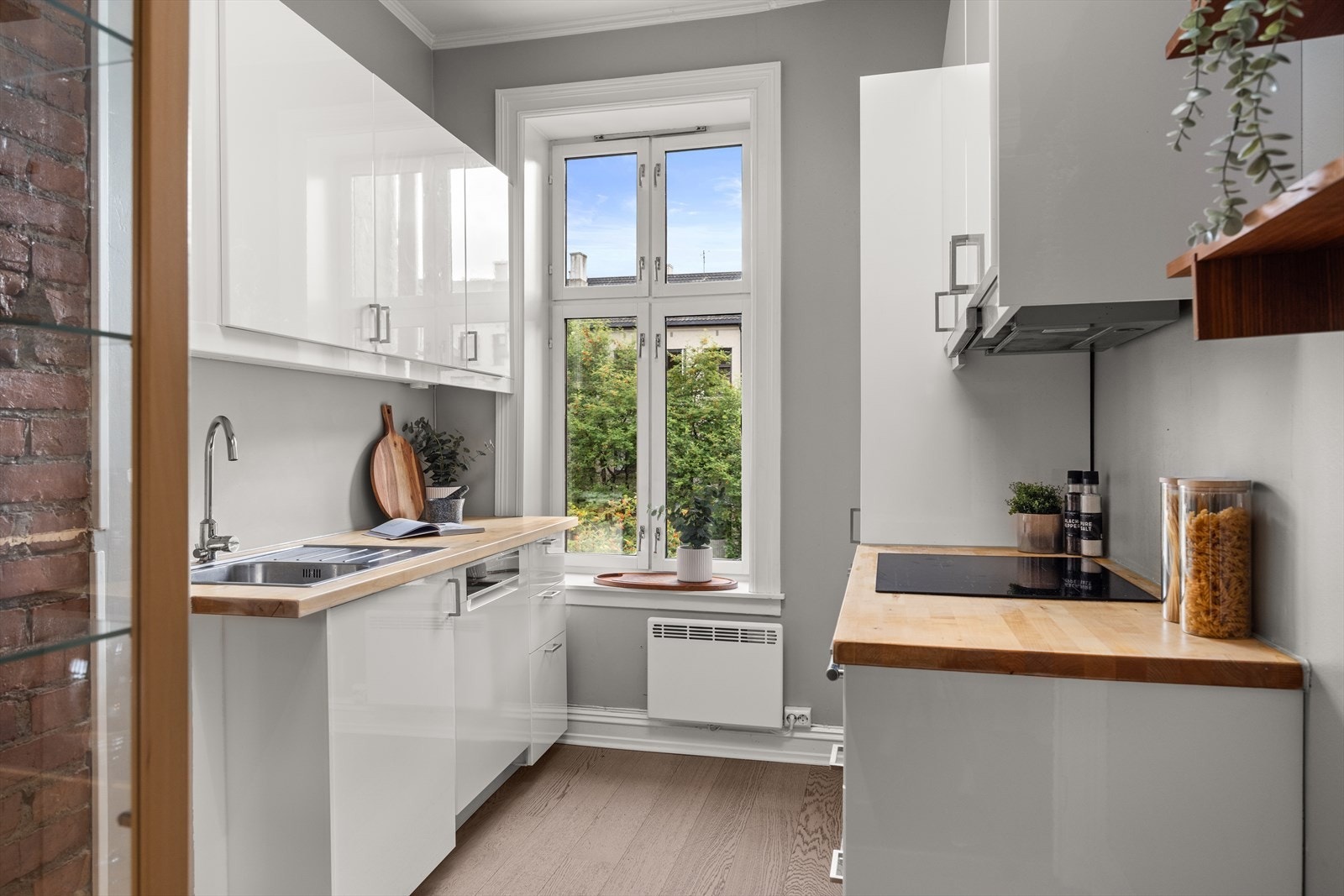 Stilrent kjøkken fra 2014 - Oppgradert de siste årene med ny platetopp 2018, stekeovn 2021, oppvaskmaskin 24 og ny ventilator i 2024. Galleribilde