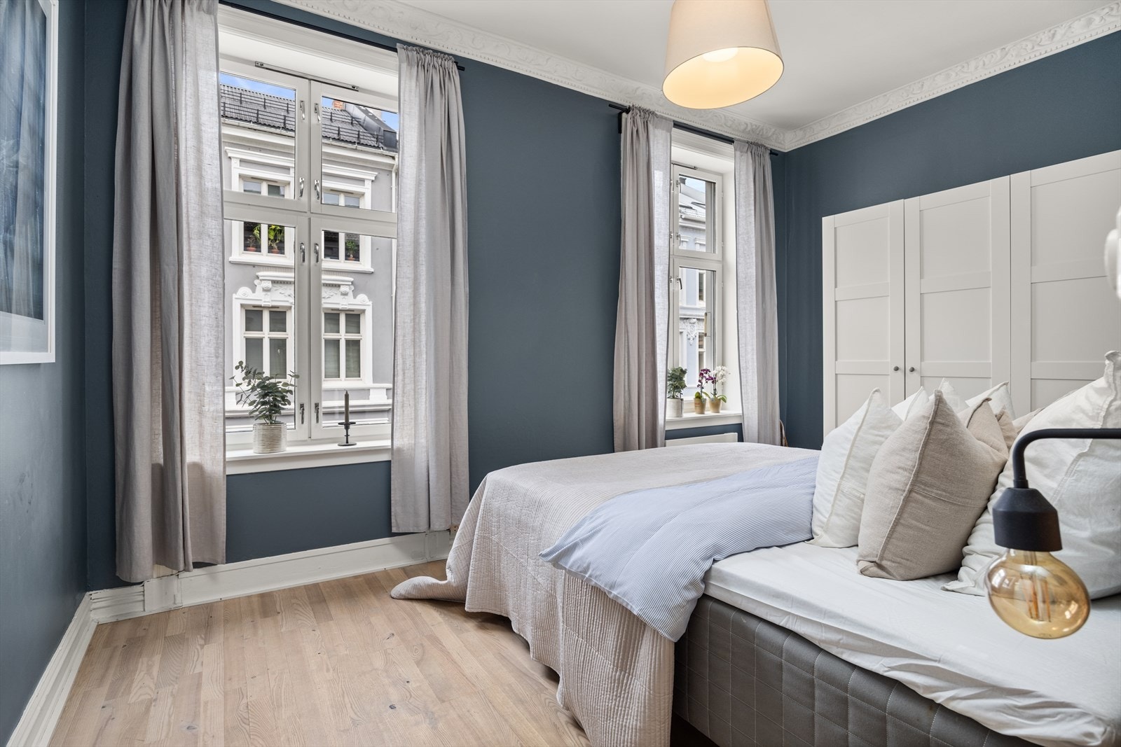 Svært romslig hovedsoverom med garderobe. Galleribilde