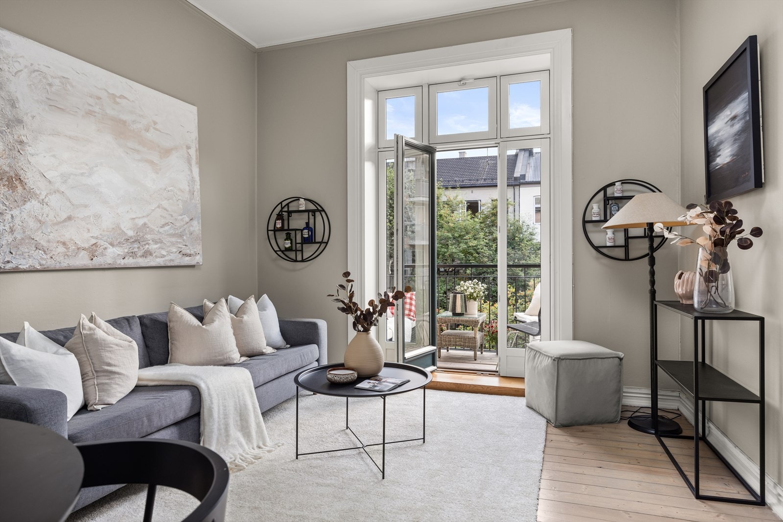 Romslig stue med flere soner og utgang til en helt fantastisk balkong. Galleribilde