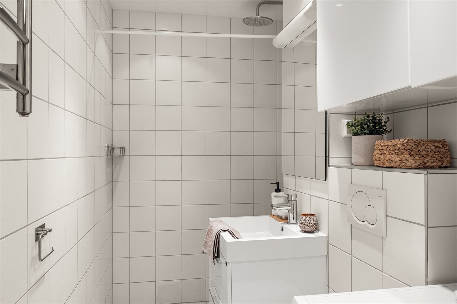 Utstyrt med naturlig avtrekk, rørfordelingsskap, stoppekran, opplegg for vaskemaskin, åpen dusj og veggmontert wc. Galleribilde