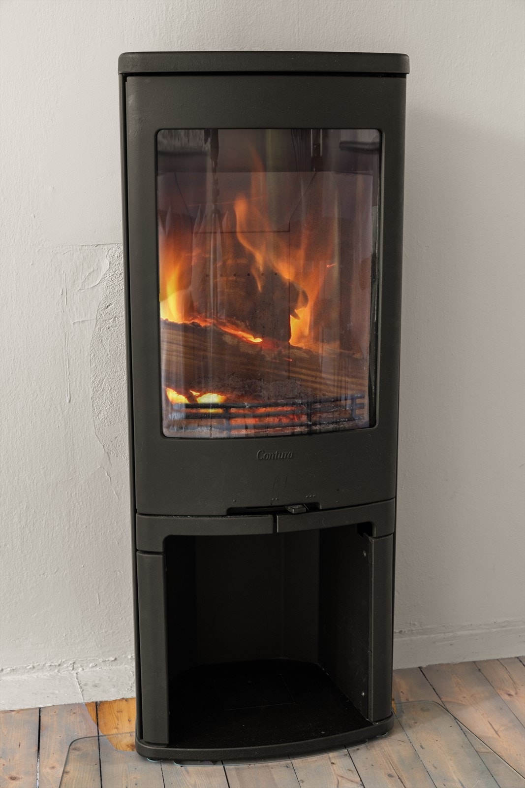 Moderne rentbrennende peis fra 2022. Galleribilde