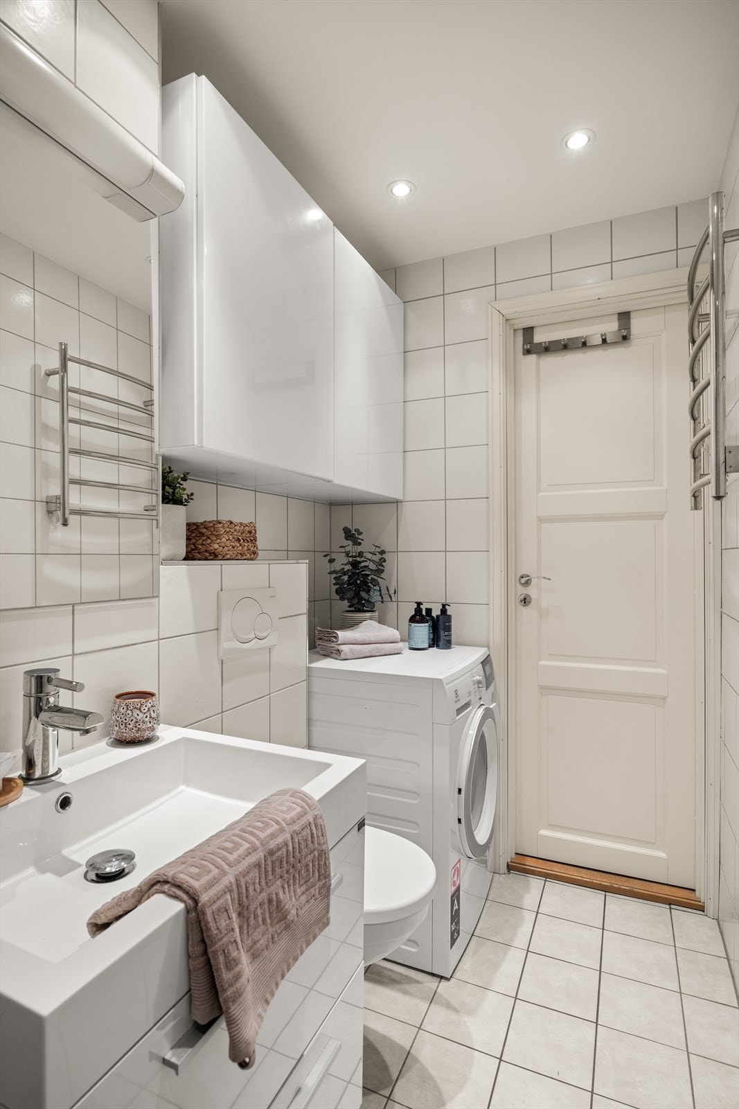 Installert håndkle tørker. Downlights belysning i himling. Galleribilde