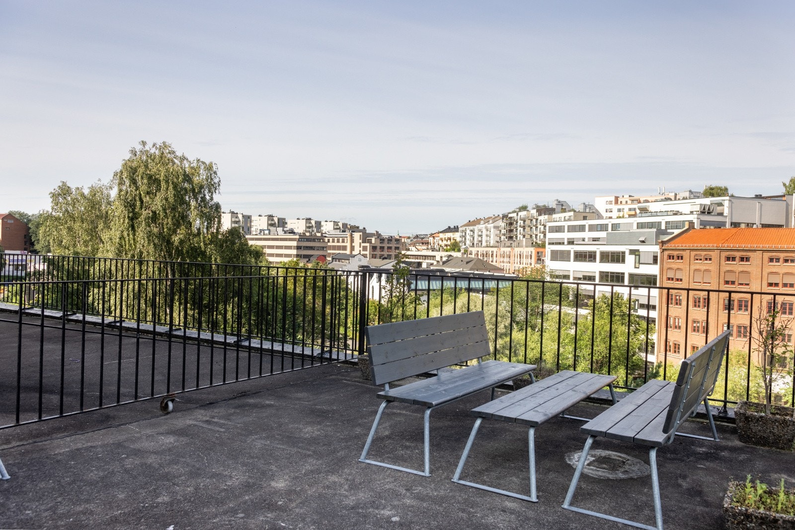 Felles terrasse som kan benyttes av beboere. Terrassen vender i likhet med boligens balkong mot vest. Galleribilde