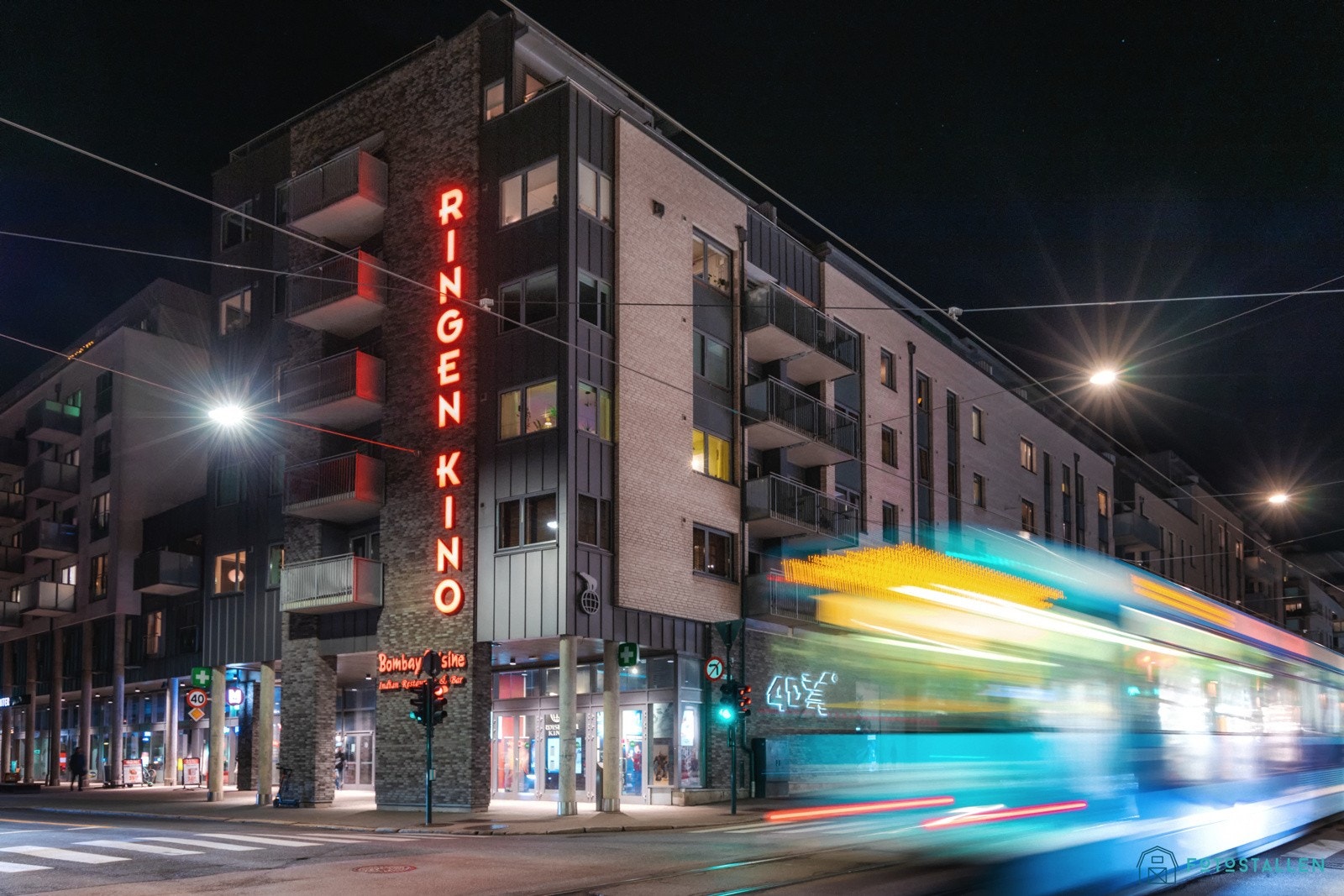 Rett ved boligen finner man også Ringnes park senter, som blant annet består av en Meny, Jernia, Sats, kino, Apotek, bakeri, Mester grønn, frisør. og sushi-restaurant. Galleribilde