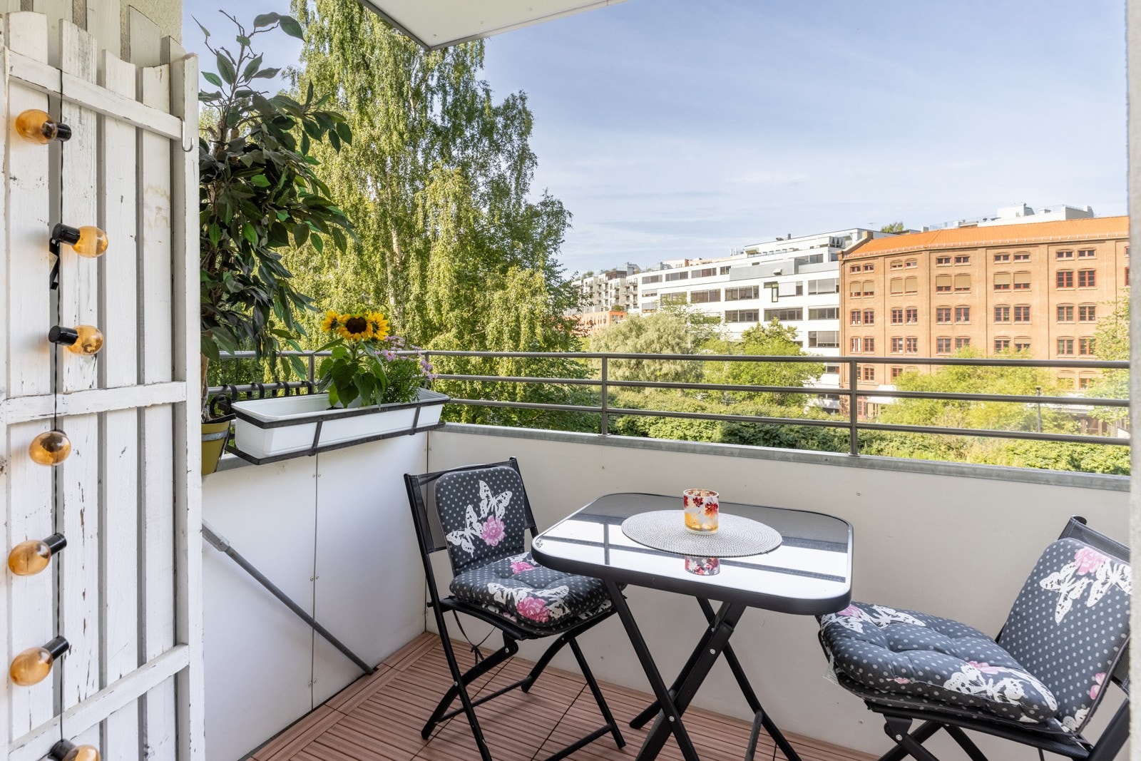 Balkongen er ca. 5m² stor og det er tillatt med grillmøblement. Galleribilde