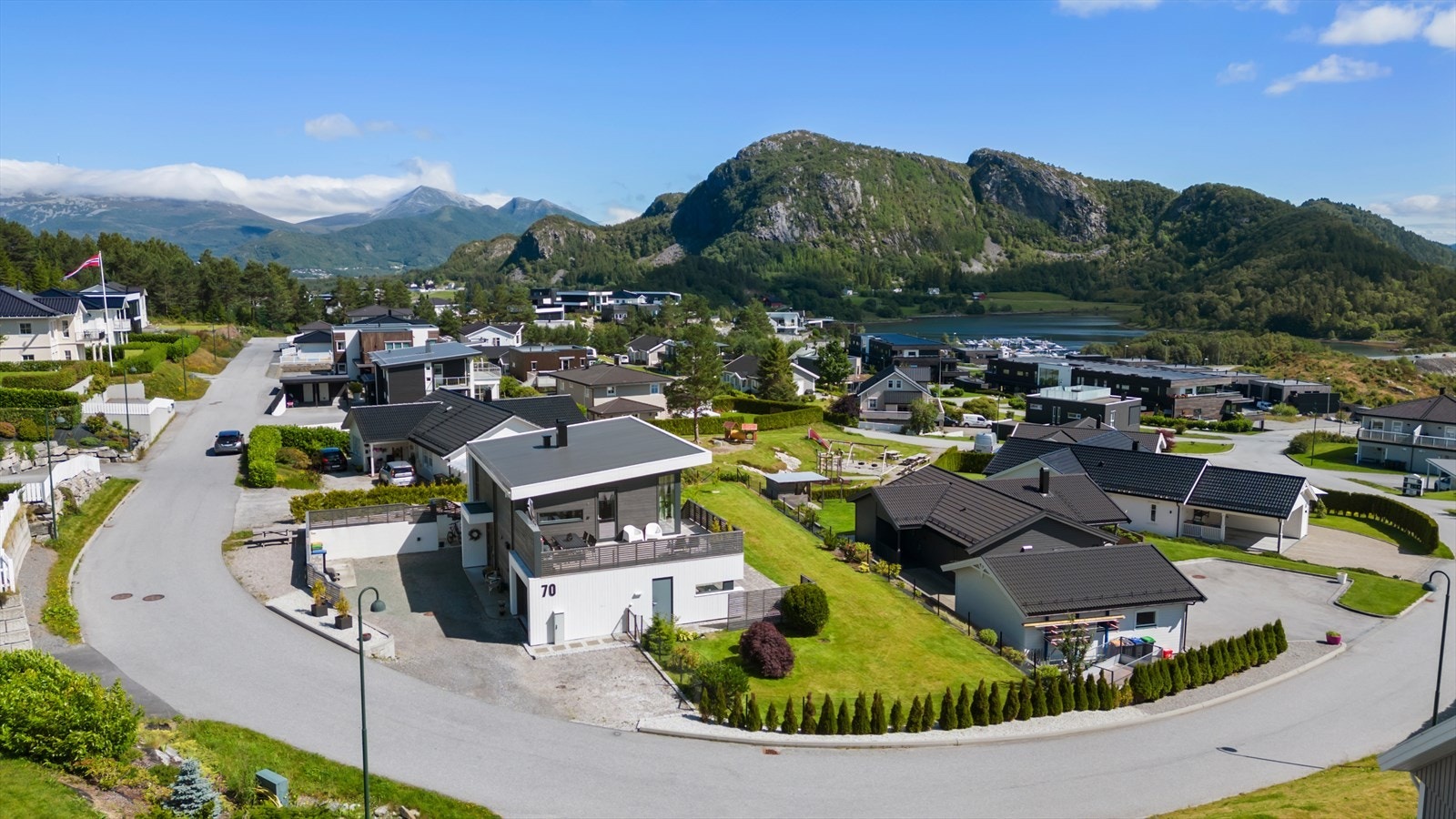 Fra eiendommen har man gangavstand til skole og barnehage samt flotte turmuligheter Galleribilde