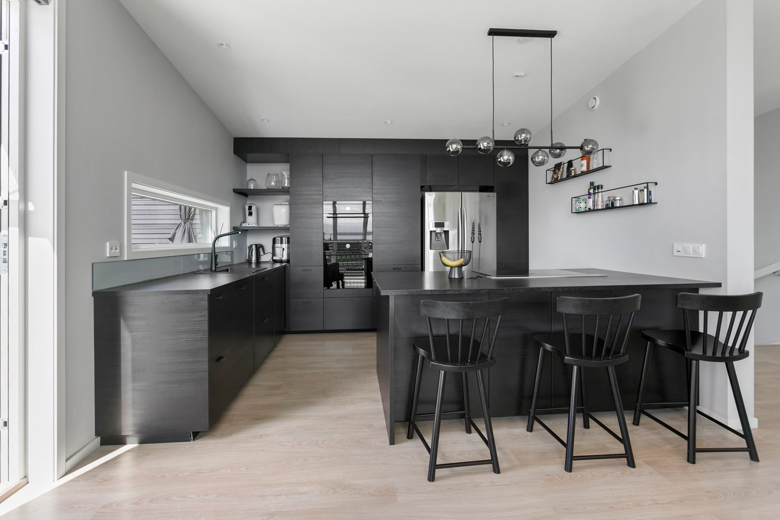 Tiltalende kjøkken - side-by-side kjøleskap med vanndispenser Galleribilde