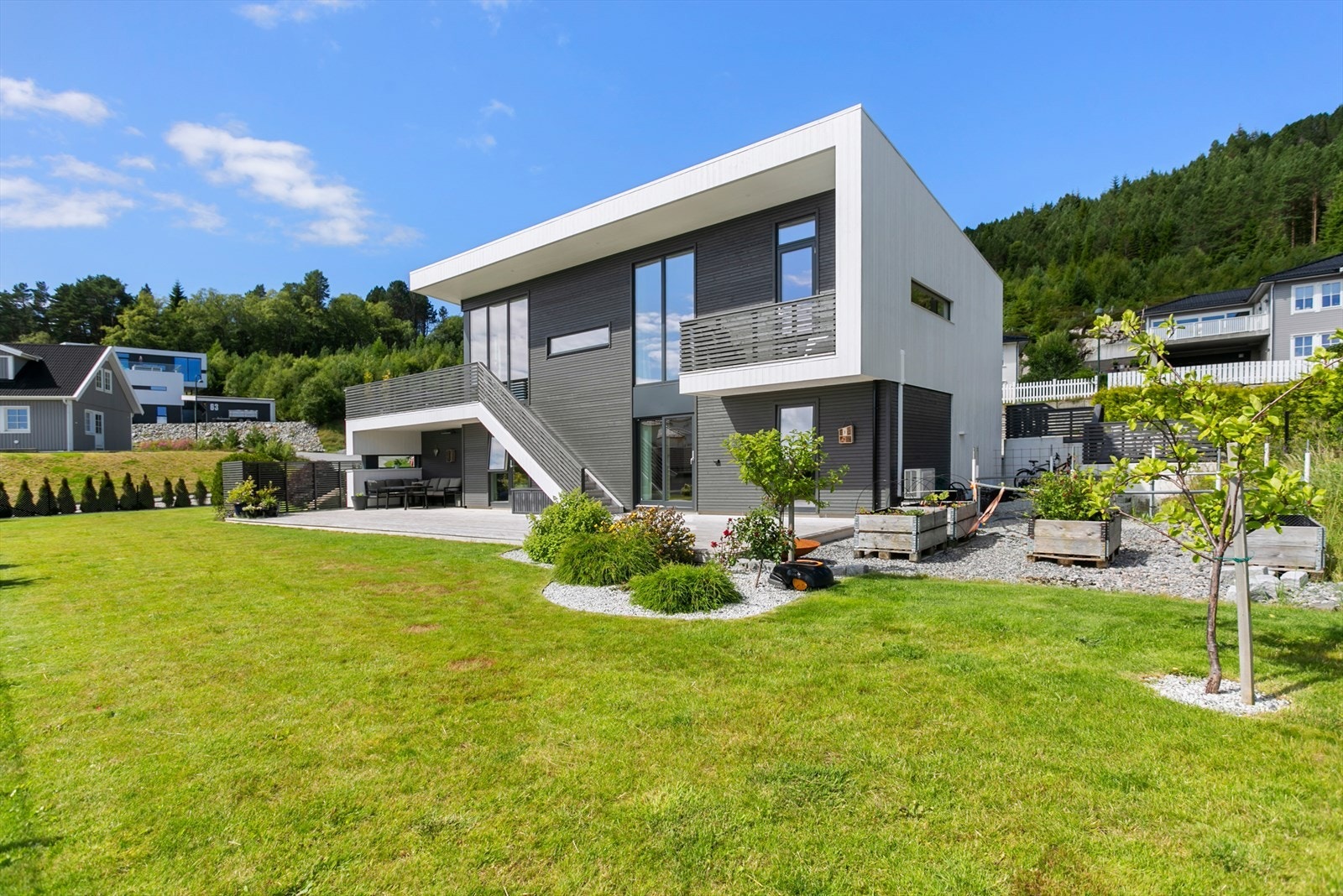 Er du på jakt etter en nyere enebolig med sentral beliggenhet og flott opparbeidet tomt bør du se nærmere på denne Galleribilde