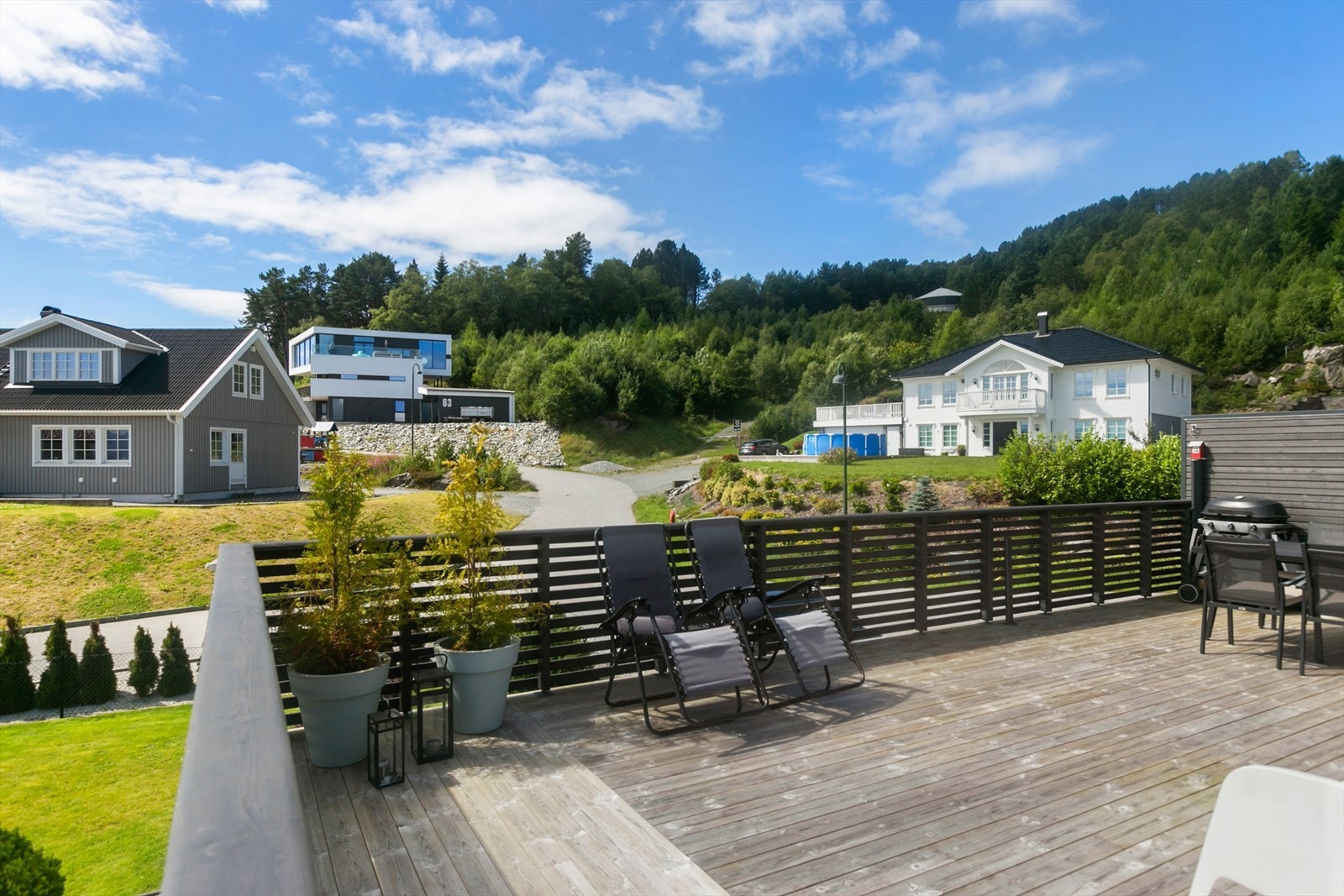 Stor veranda med gode solforhold Galleribilde