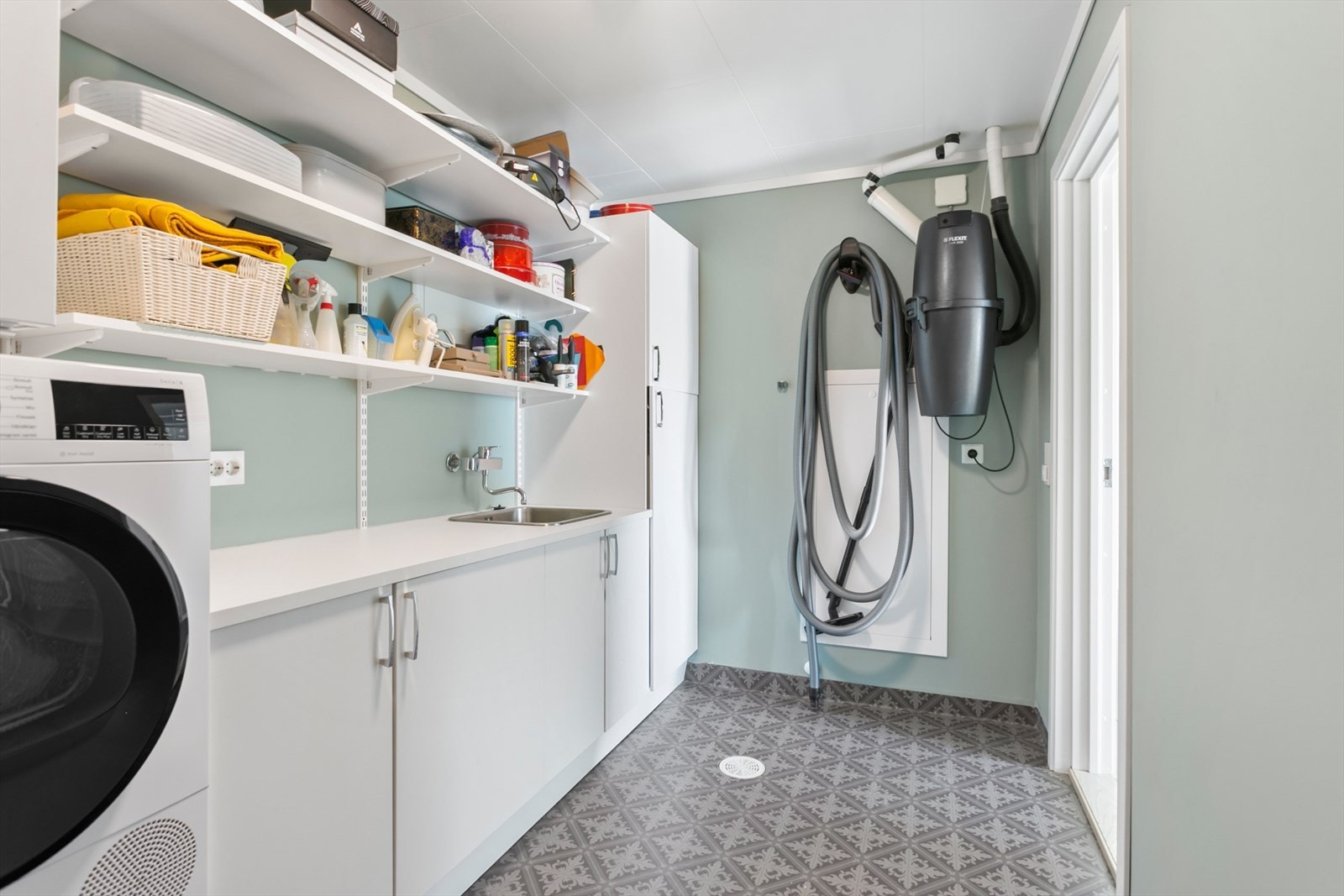 Fra vaskerom - her er det montert en romslig innredning som har godt med benke- og skap-plass - praktisk med utslagsvask Galleribilde