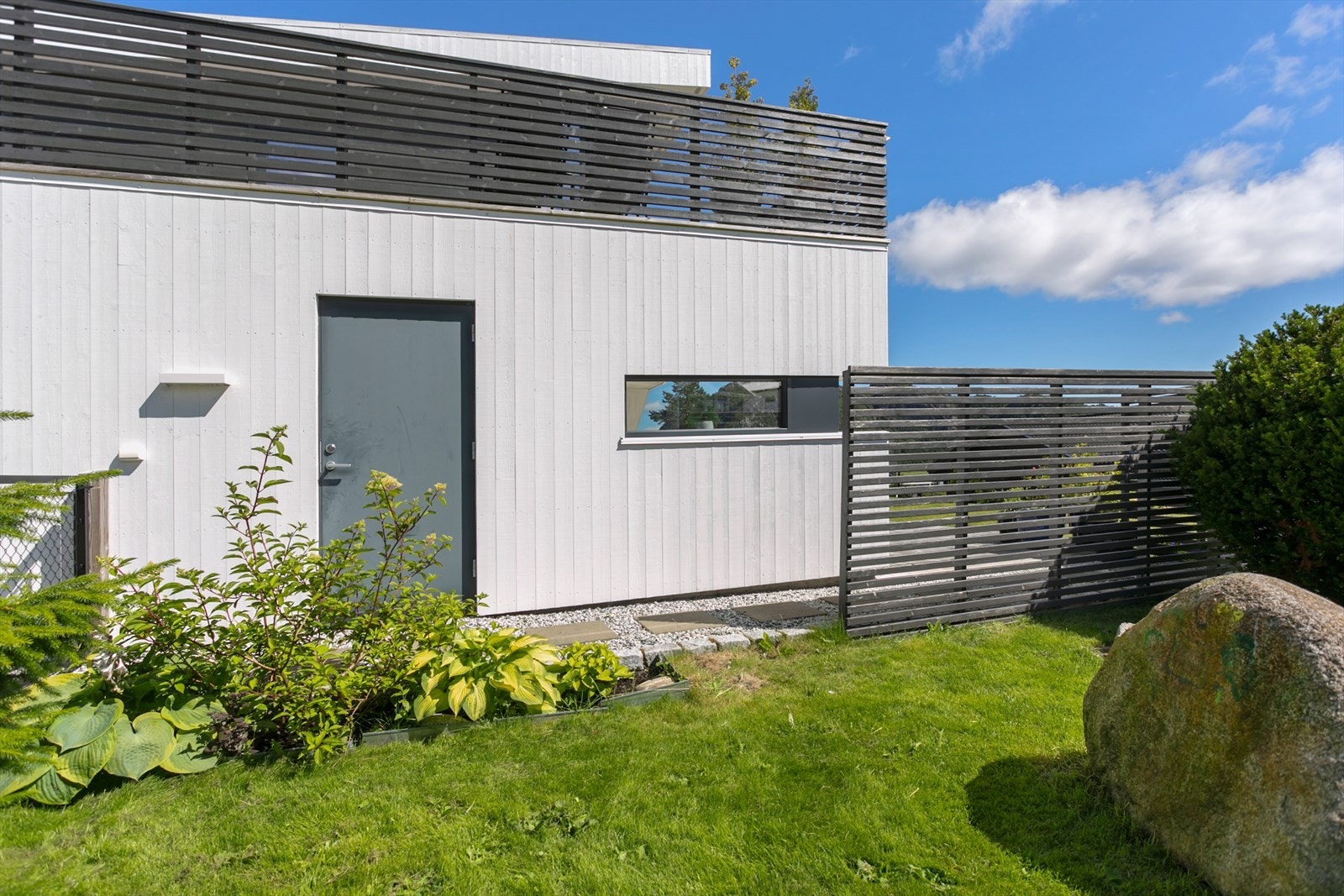 Inngang til garasje på siden av huset Galleribilde