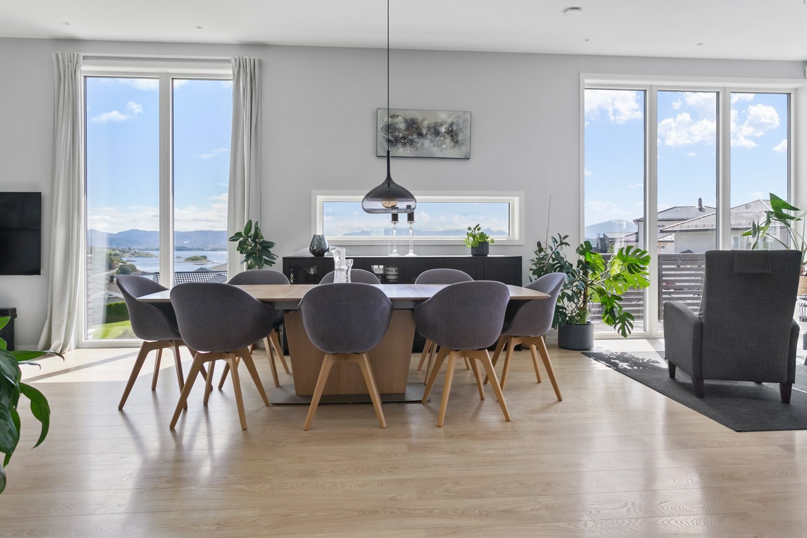 Det er god plass til spisemøblement på stua - store vinduer sikrer gode utsiktsforhold Galleribilde