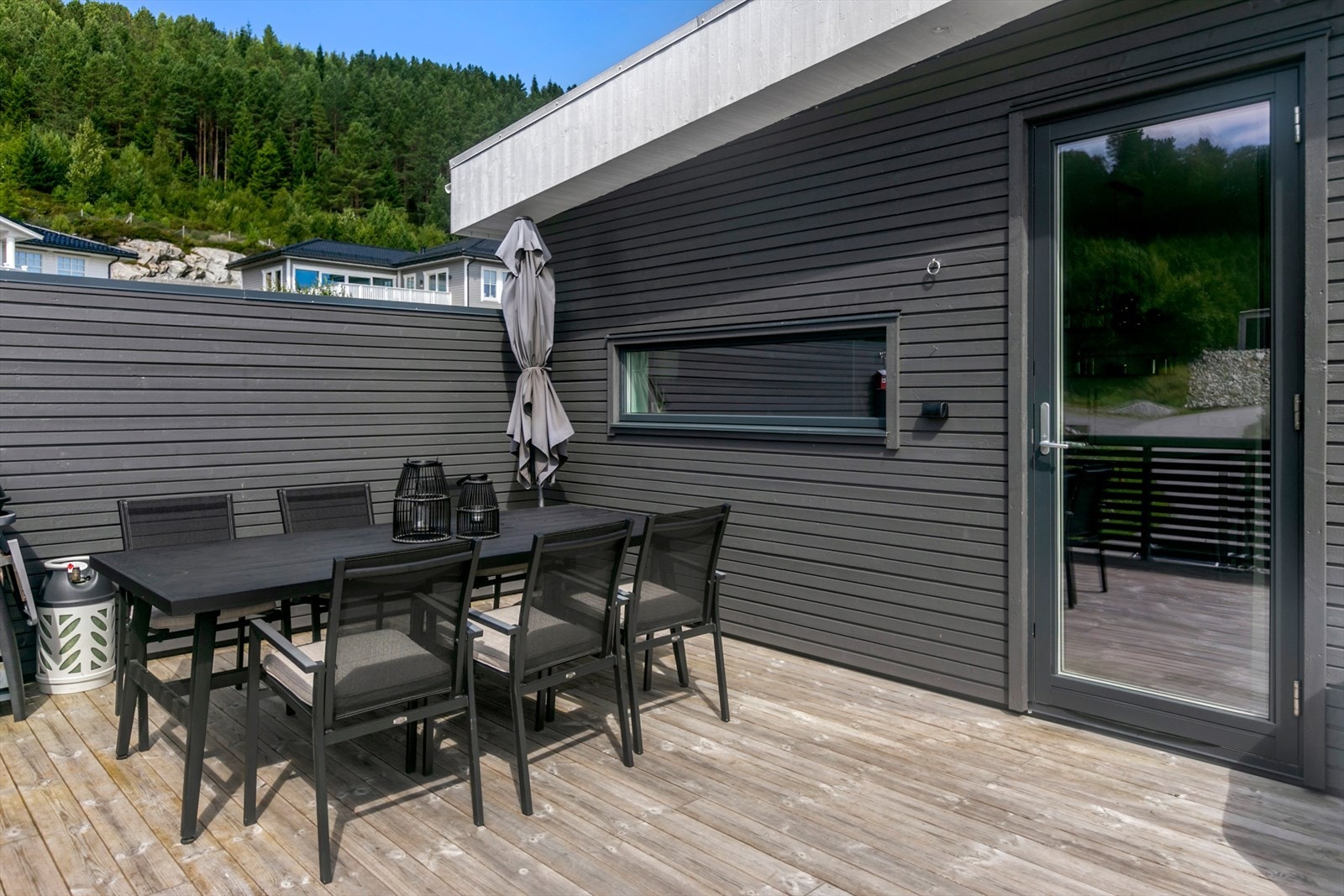 Fra kjøkkenet har man utgang til en romslig veranda på ca 37 kvm Galleribilde