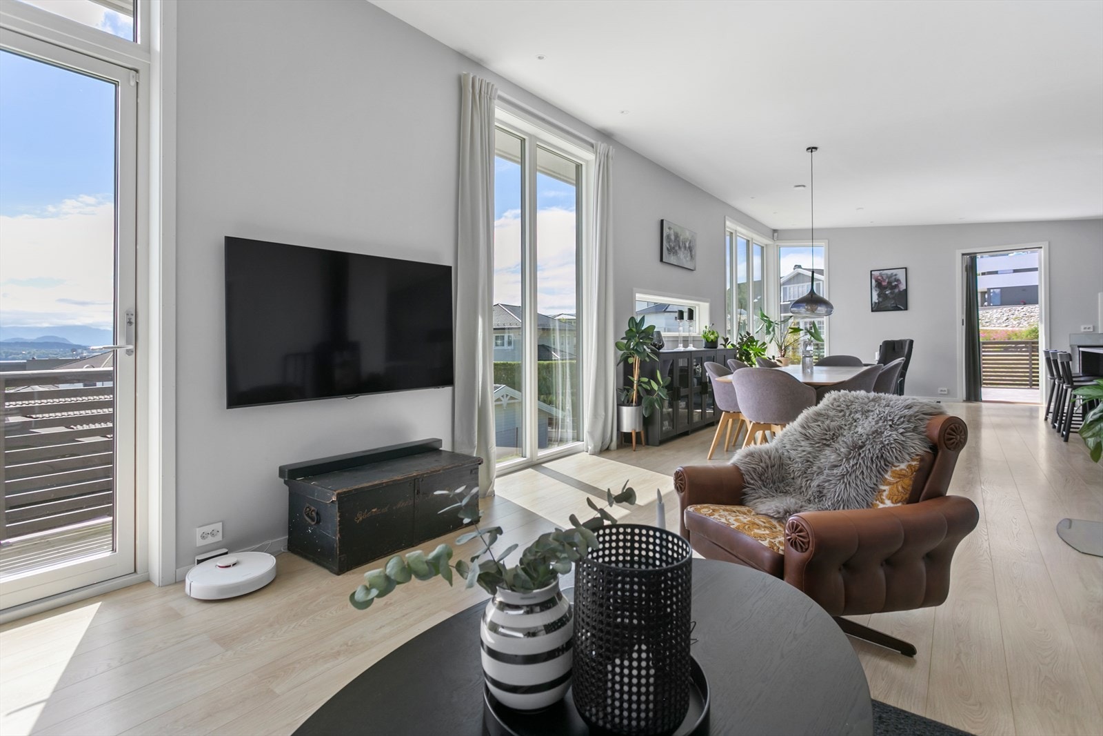 Fra stua - store vindusflater sikrer gode naturlige lysforhold Galleribilde