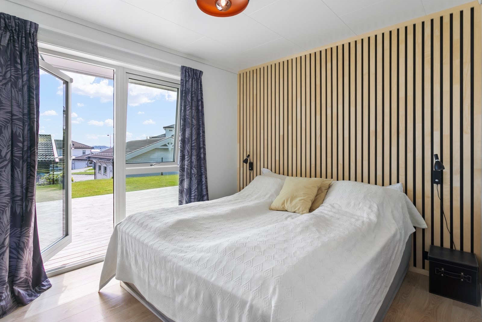 Det er 3 soverom i denne etasjen - her fra hovedsoverom som også har utgang til markterrassen Galleribilde
