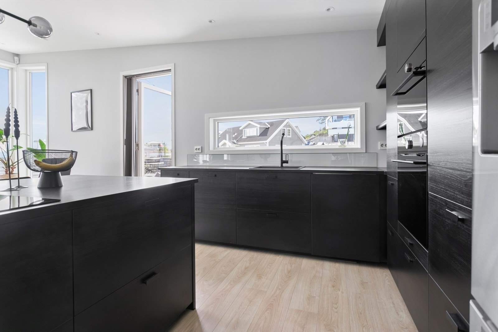 Flott tidsriktig kjøkken m/integrerte hvitevarer og godt med både oppbevaring- og benkeplass Galleribilde