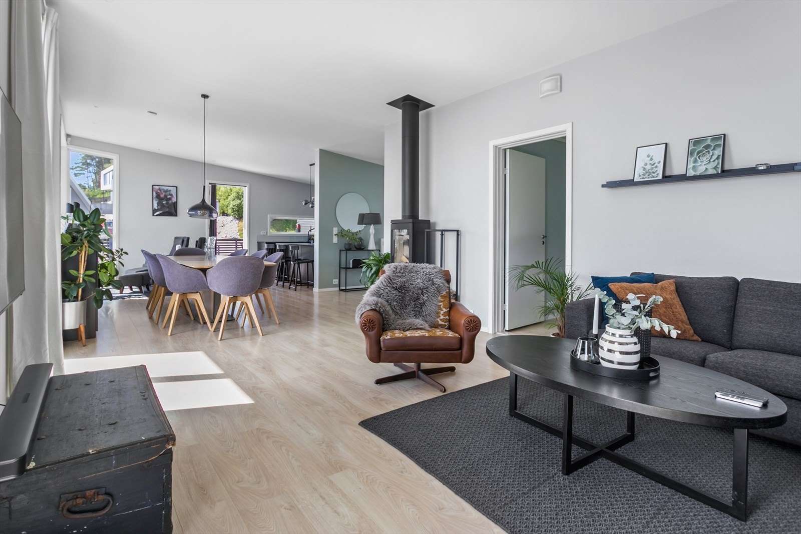 Stuen er av god størrelse og kan møbleres i ulike soner Galleribilde