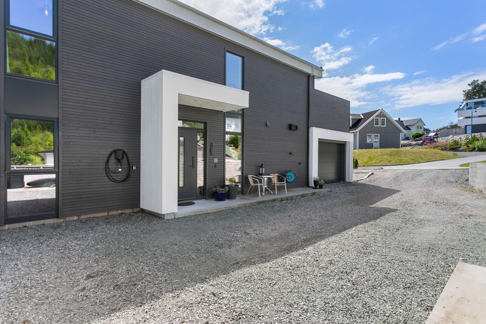 Romslig gårdsplass med gode parkeringsfasiliteter - her er montert elbil-lader Galleribilde