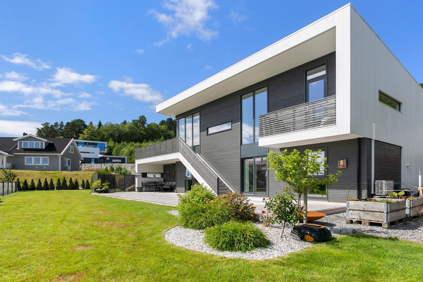 Fasade og flott opparbeidet tomt Galleribilde