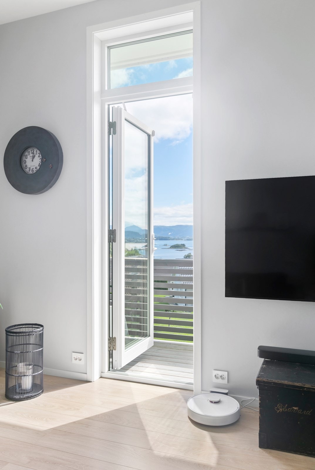 Det er utgang til en liten veranda fra tv-kroken Galleribilde