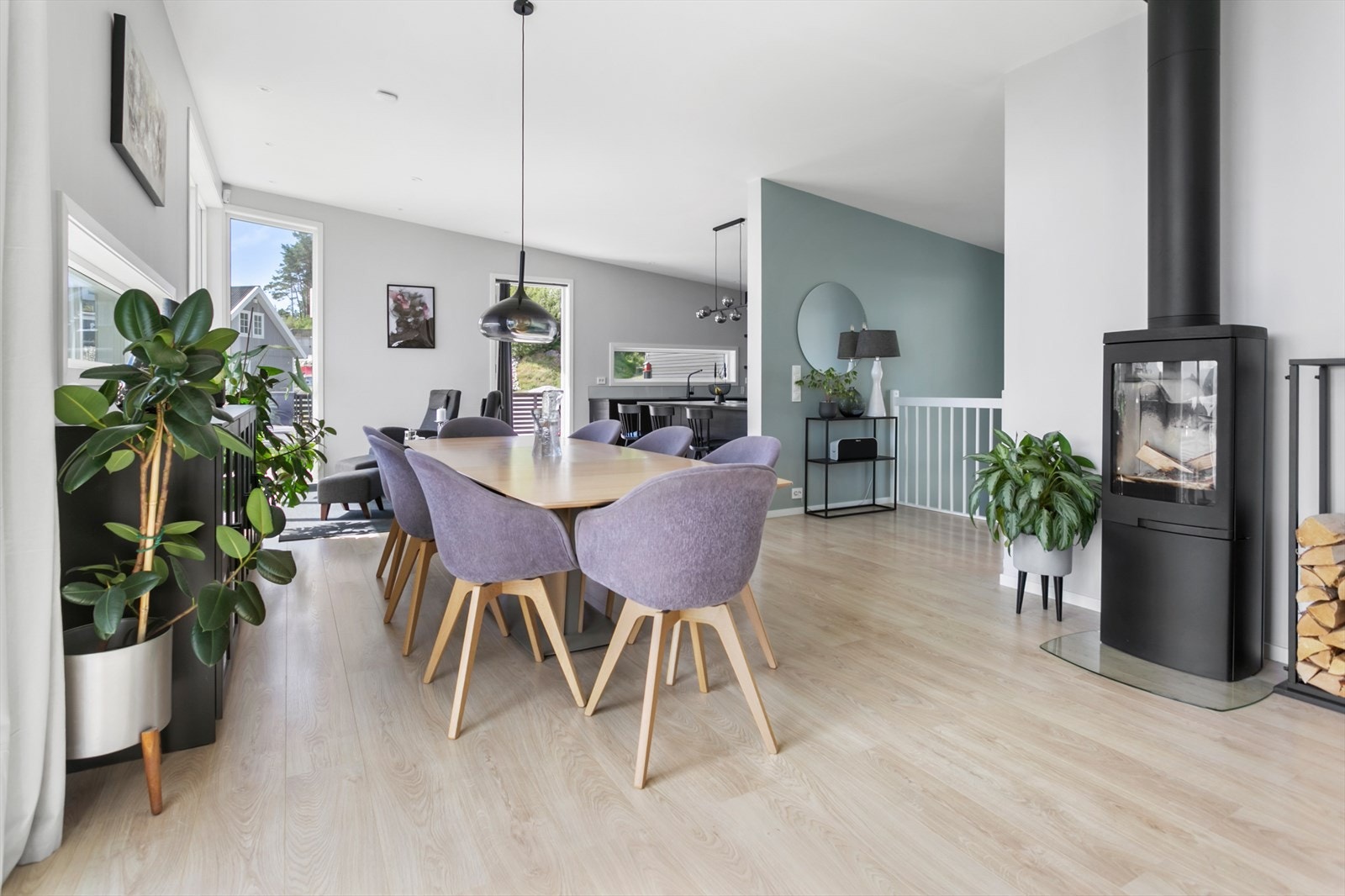 Det er montert vedovn som varmer godt når høsten og vinteren kommer - her er også forøvrig varmepumpe på stua Galleribilde